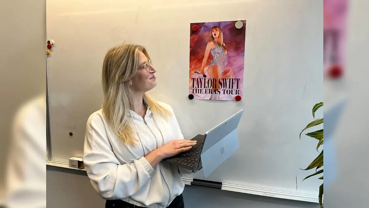 RTL-Redakteurin Vera Dünnwald mit Taylor Swift Poster.