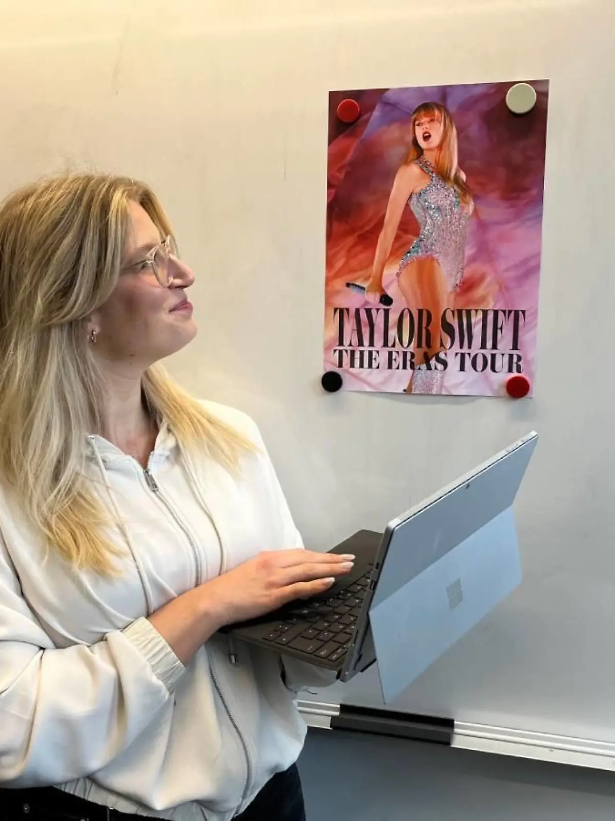 RTL-Redakteurin Vera Dünnwald mit Taylor Swift Poster.
