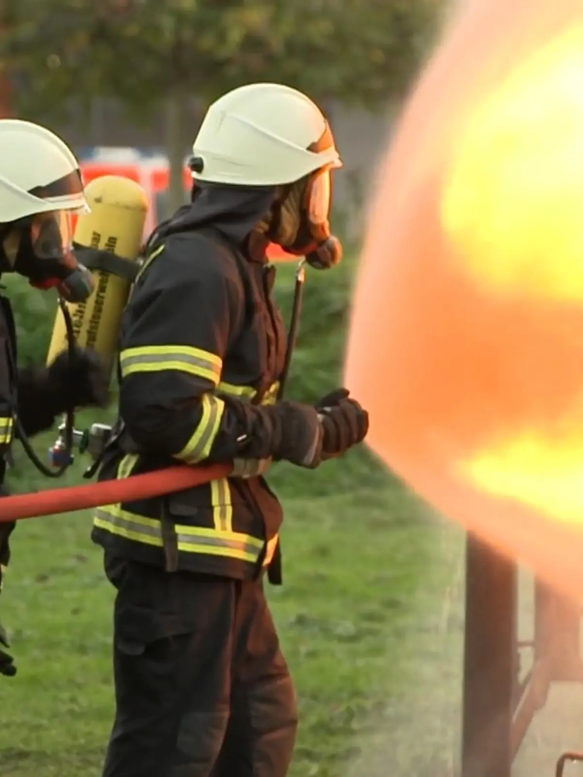 Im Schnitt klingelt in der Leitstelle der Kölner Feuerwehr jeden Tag 1000 mal das Telefon. Und die Kölner Einsatzkräfte machen viel mehr als nur Feuer löschen! Wir sind bei den Übungen ihrer Spezialeinheiten dabei.