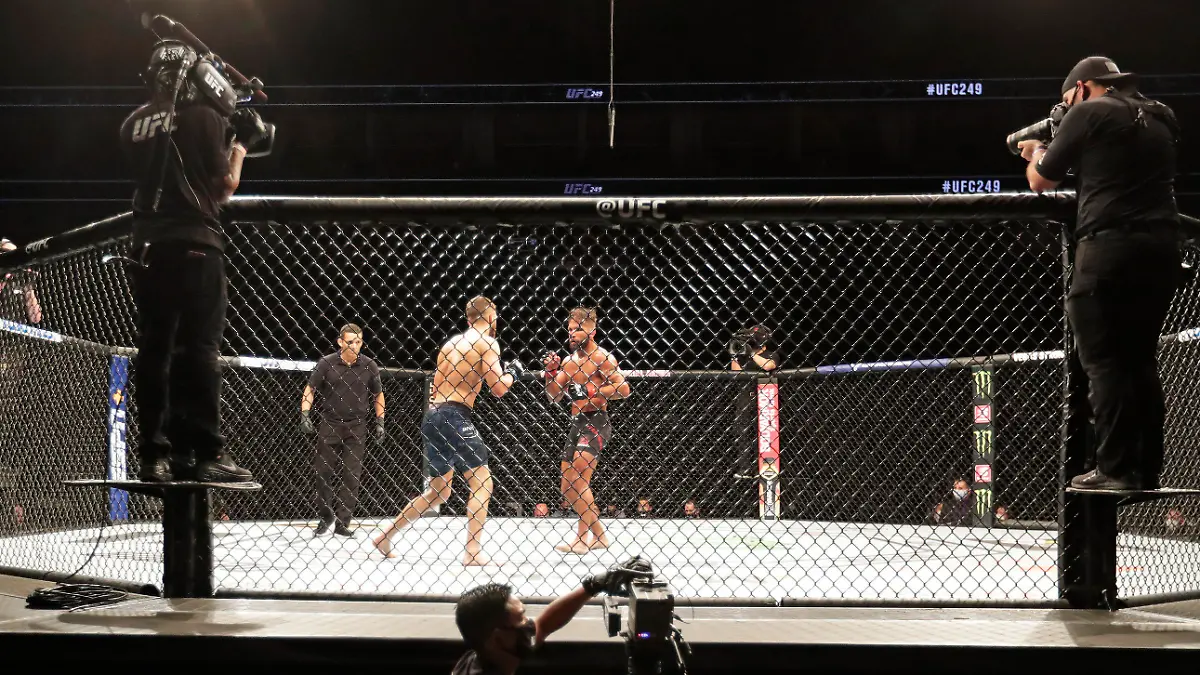 10.05.2020, USA, Jacksonville: MMA: Mixed Martial Arts, UFC 249, Kattar (USA) - Steophens (USA): Calvin Kattar (M,l) und Jeremy Stephens in Aktion. Foto: John Raoux/AP/dpa +++ dpa-Bildfunk +++