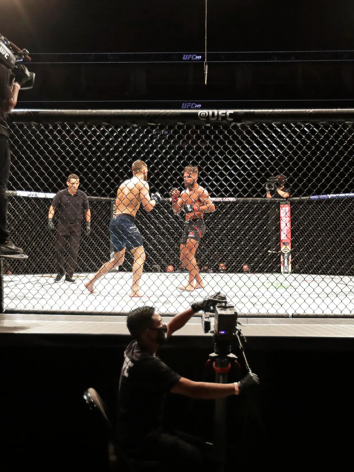 10.05.2020, USA, Jacksonville: MMA: Mixed Martial Arts, UFC 249, Kattar (USA) - Steophens (USA): Calvin Kattar (M,l) und Jeremy Stephens in Aktion. Foto: John Raoux/AP/dpa +++ dpa-Bildfunk +++