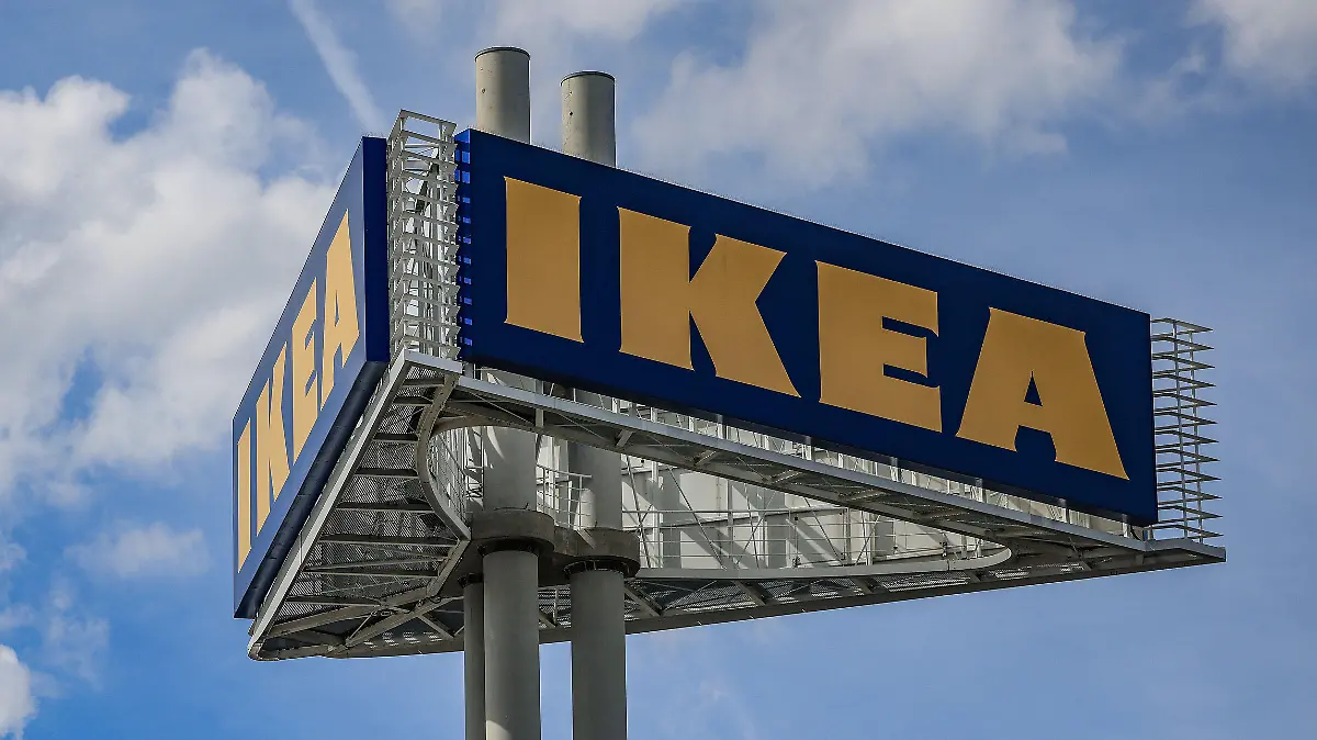 ARCHIV - 14.04.2023, Nordrhein-Westfalen, Köln: Ein Firmenlogo steht vor der Ikea-Filiale Köln Godorf. (Zu dpa: "Ikea erzielt Rekordumsatz und will Preise senken") Foto: Oliver Berg/dpa +++ dpa-Bildfunk +++
