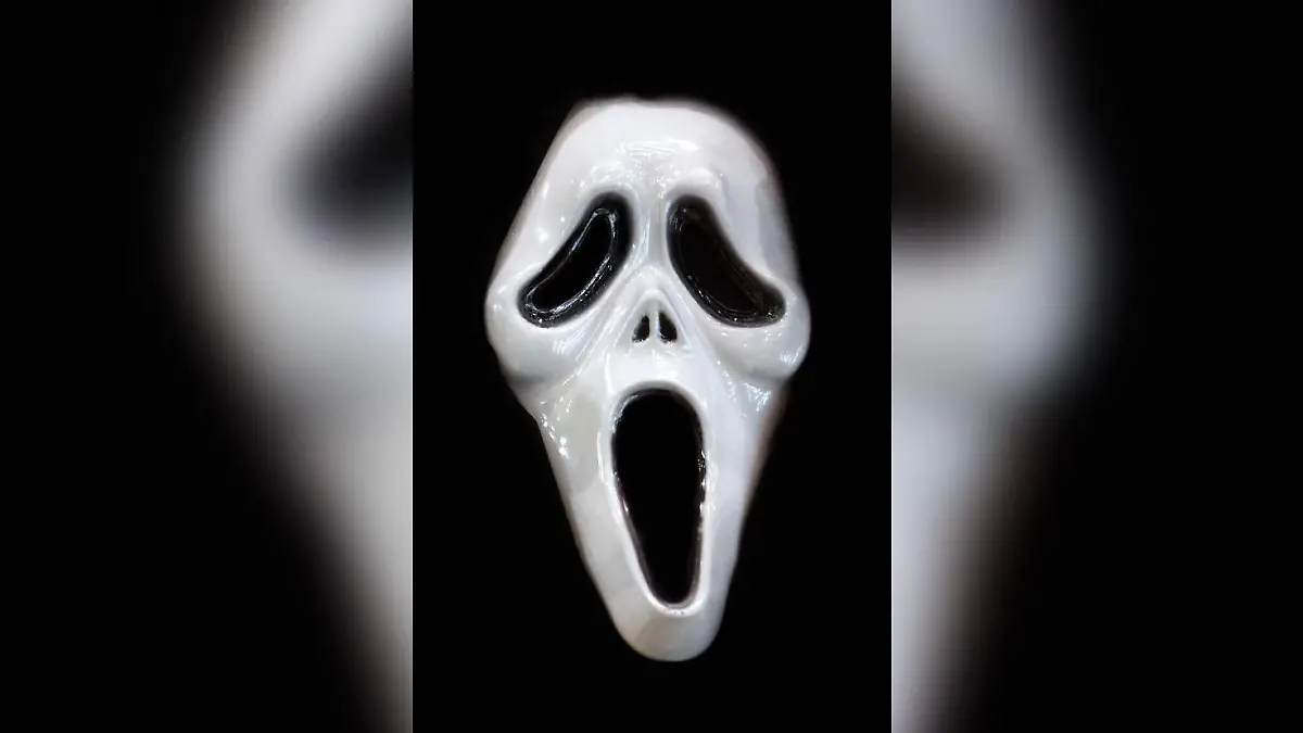 Mit dieser Maske griff der Mann den Jungen an.