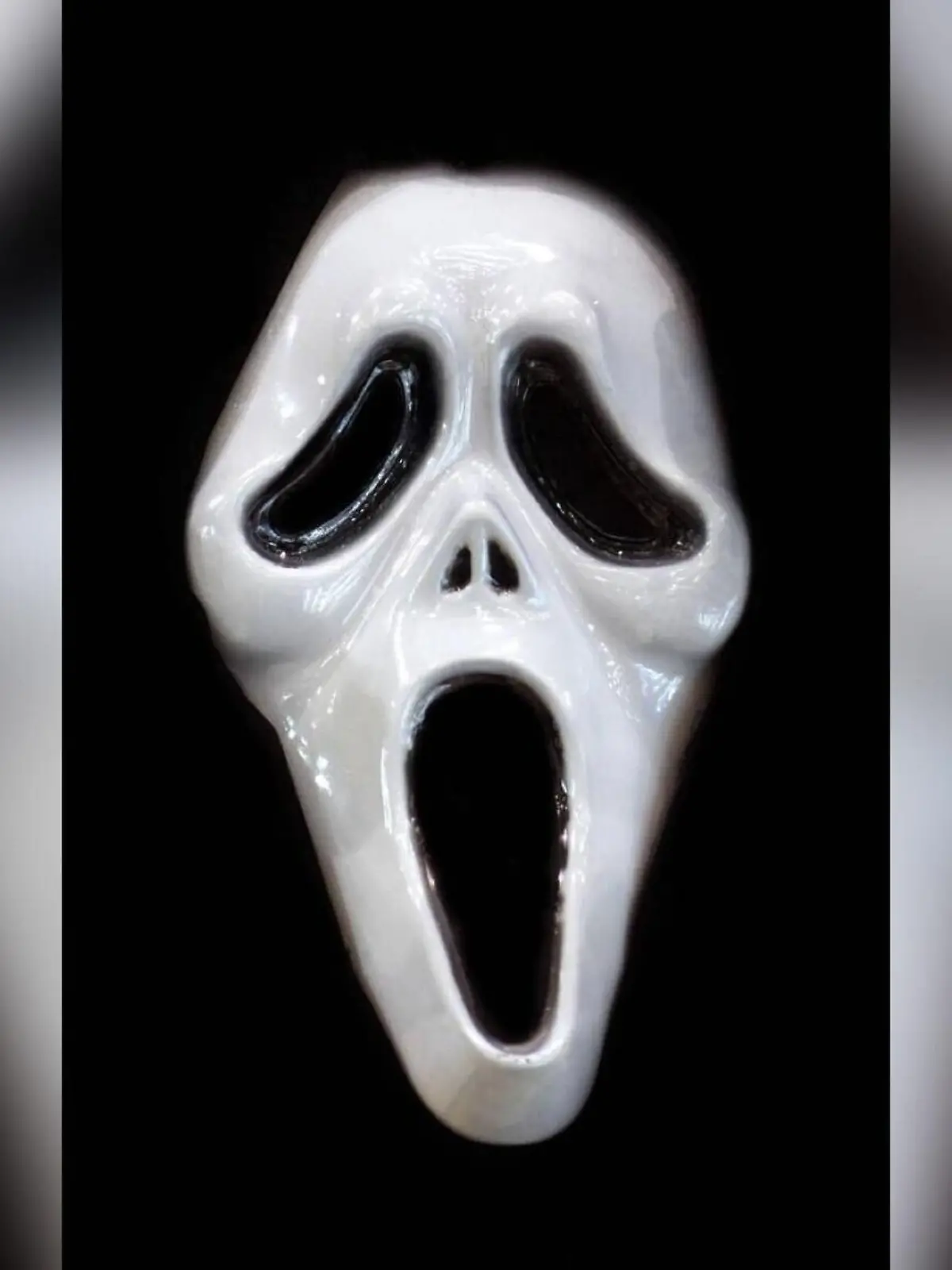 Mit dieser Maske griff der Mann den Jungen an.