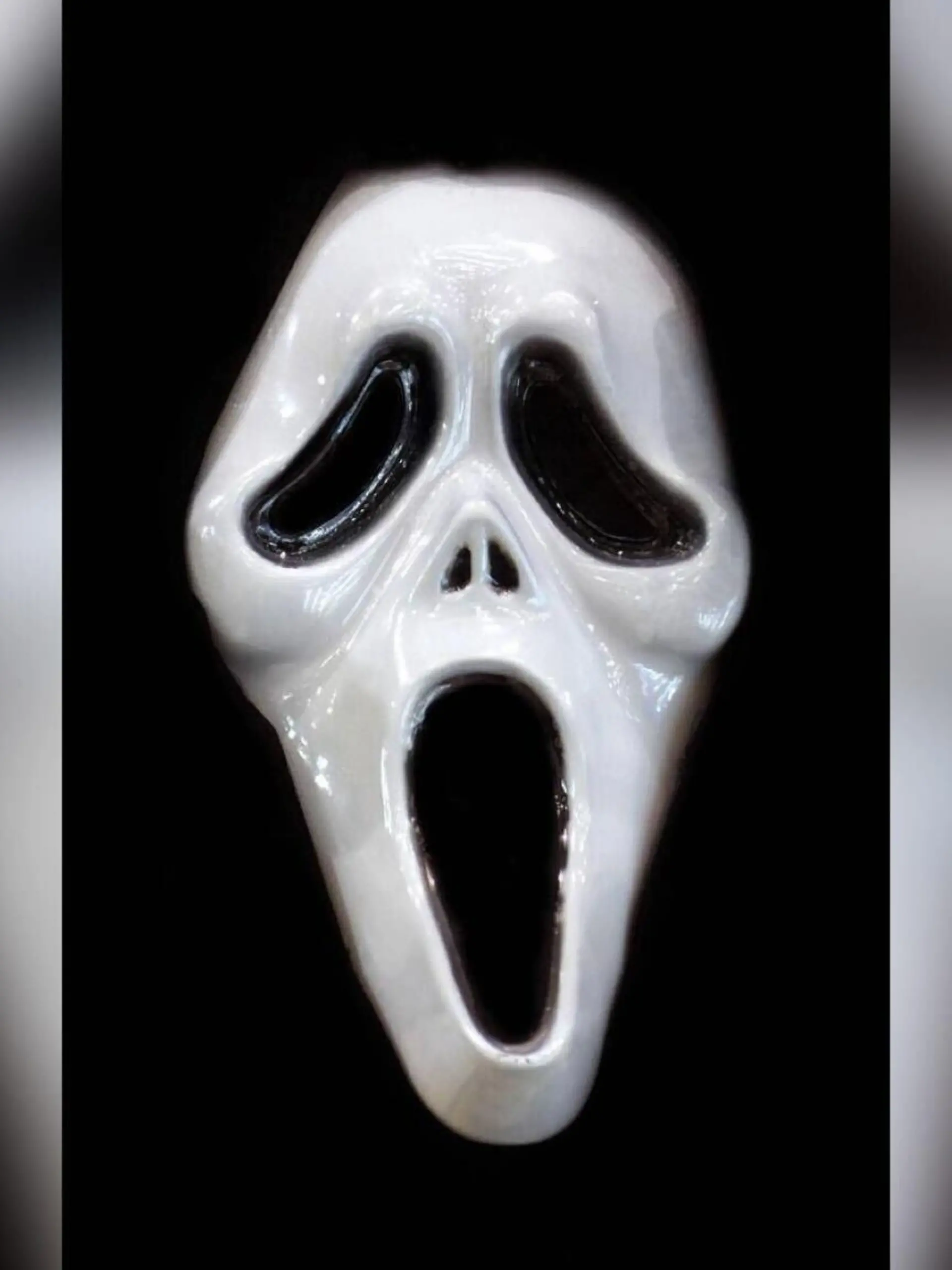 Mit dieser Maske griff der Mann den Jungen an.