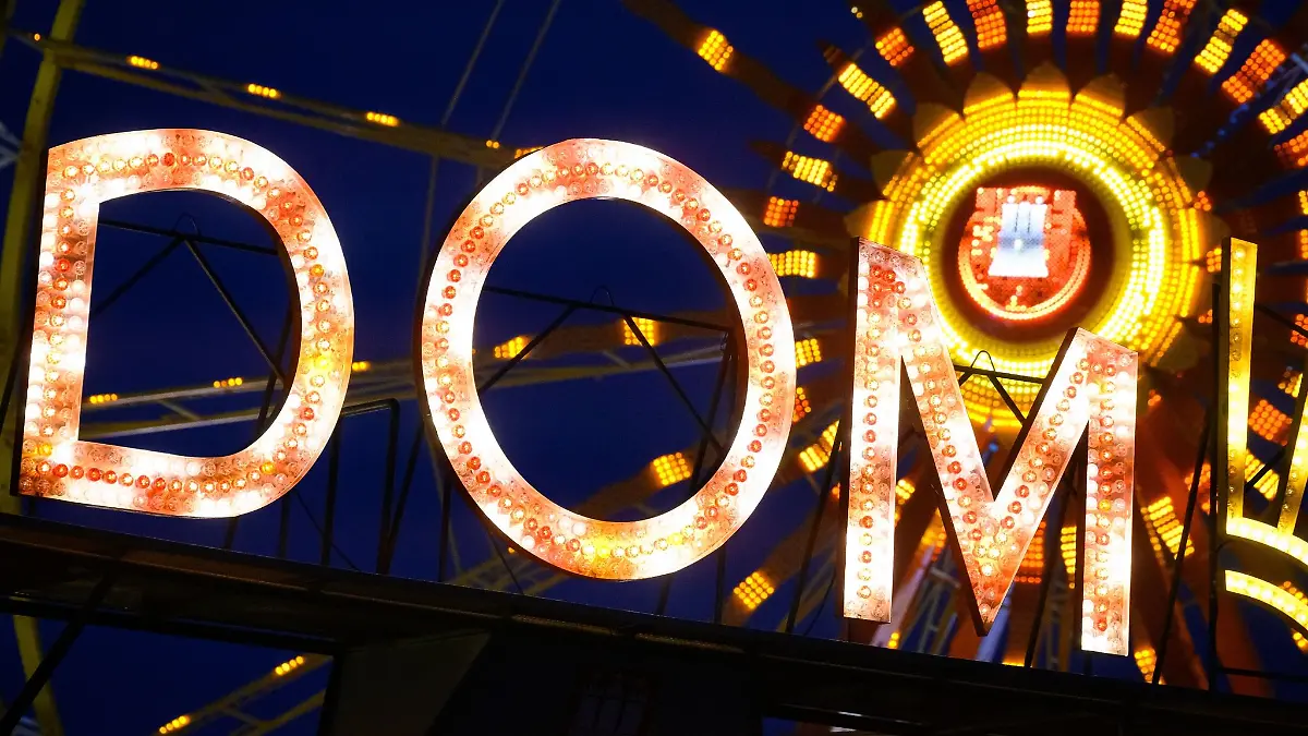 \Dom\ steht in illuminierten Buchstaben vor dem beleuchteten Riesenrad.