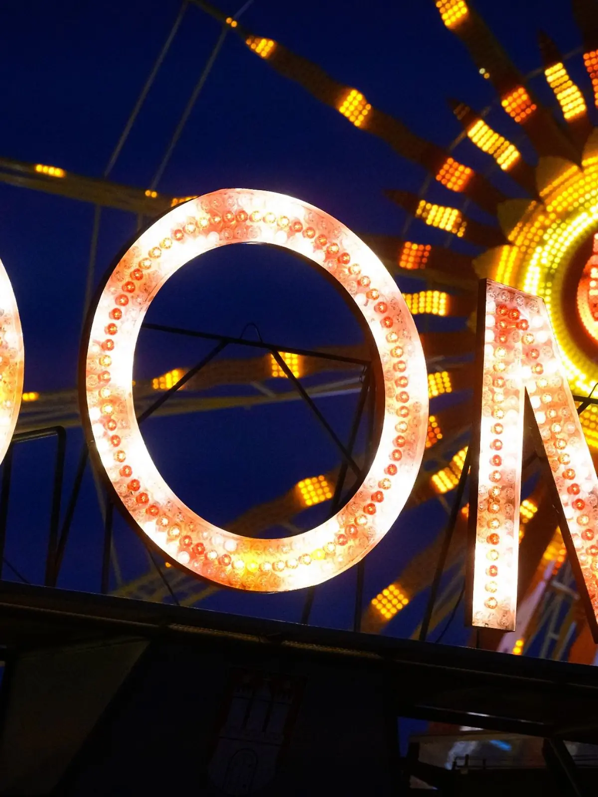 \Dom\ steht in illuminierten Buchstaben vor dem beleuchteten Riesenrad.