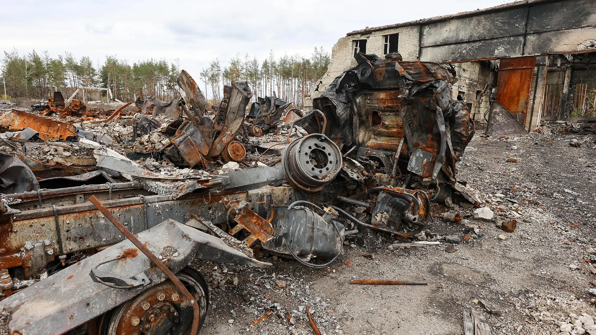 Ukraine-Konflikt, Eindrücke aus Isjum, Region Kharkiv Destroyed Russian military vehicles in Izium IZIUM, UKRAINE - OCTOBER 31, 2022 - A base with destroyed Russian military equipment is pictured in Izium which was liberated from Russian invaders, Kharkiv Region, northeastern Ukraine. NO USE RUSSIA. NO USE BELARUS. Izium Kharkiv Region Ukraine PUBLICATIONxNOTxINxFRA Copyright: xVyacheslavxMadiyevskyyx originalFilename: ukrinform-destroye221031_npwCV.jpg