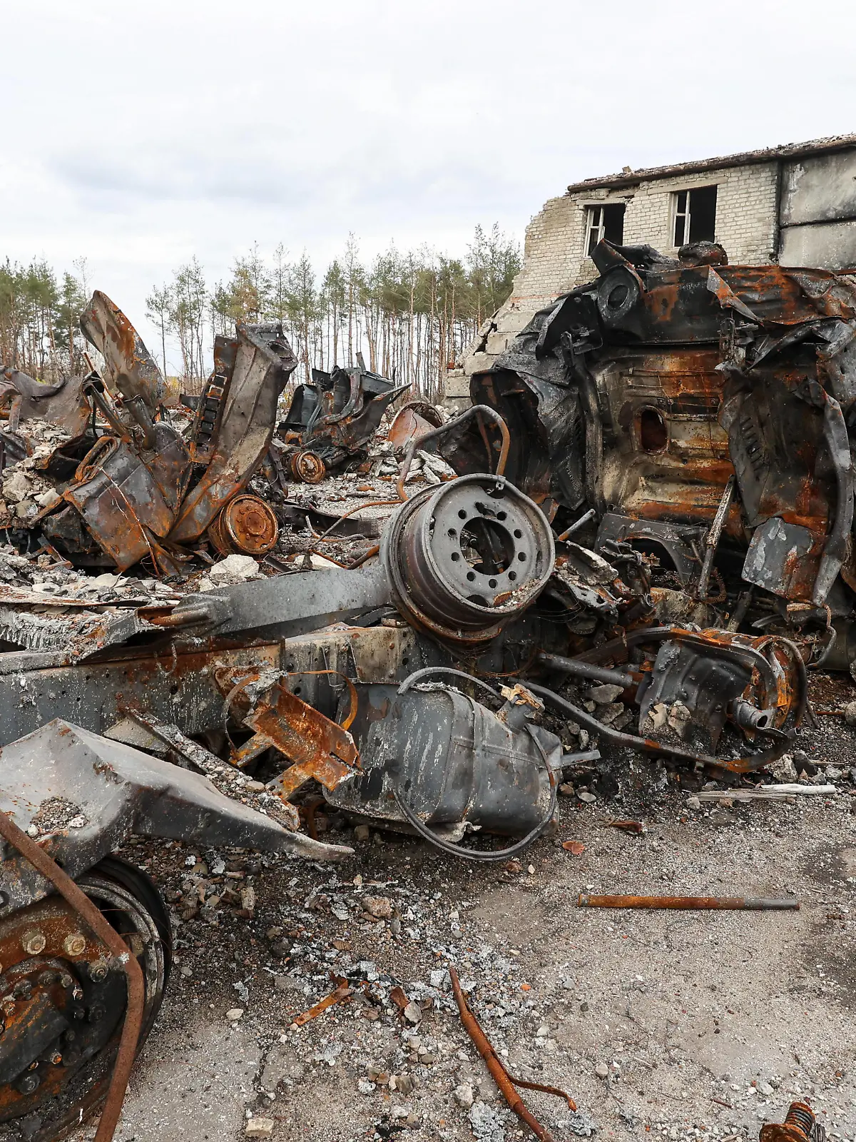 Ukraine-Konflikt, Eindrücke aus Isjum, Region Kharkiv  Destroyed Russian military vehicles in Izium IZIUM, UKRAINE - OCTOBER 31, 2022 - A base with destroyed Russian military equipment is pictured in Izium which was liberated from Russian invaders, Kharkiv Region, northeastern Ukraine. NO USE RUSSIA. NO USE BELARUS. Izium Kharkiv Region Ukraine PUBLICATIONxNOTxINxFRA Copyright: xVyacheslavxMadiyevskyyx originalFilename: ukrinform-destroye221031_npwCV.jpg