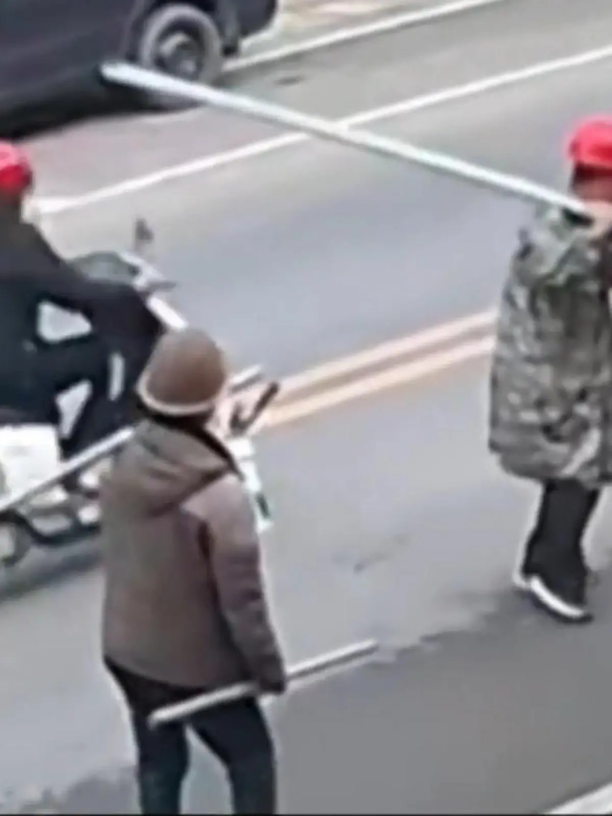 Dieser Motorradfahrer fährt in sein Unglück!

Einen kurzen Moment ist der Fahrer nicht aufmerksam und rast mit voll Geschwindigkeit in zwei Eisenstangen. Was ein Arbeiter der Provinz Hunan damit zu tun hat und wie es dem Motorradfahrer jetzt geht, sehen Sie im Video. (mel)