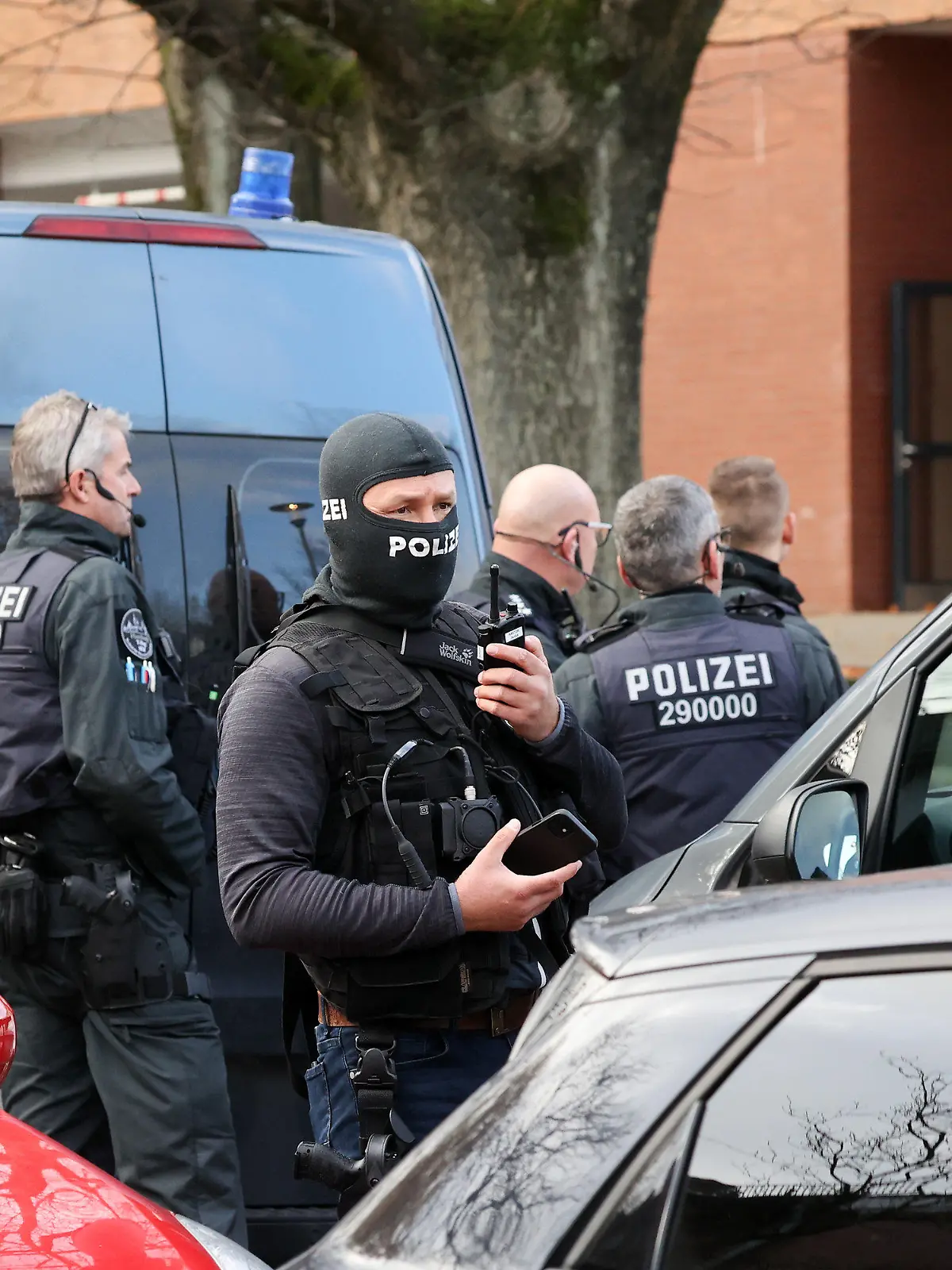 08.11.2023, Hamburg: Einsatzkräfte stehen bei einer Bedrohungslage in Hamburg vor der Stadtteilschule Blankenese. Die Polizei hat bestätigt, dass eine Lehrerin an einer Stadtteilschule in Hamburg-Blankenese mit einer Schusswaffe bedroht worden ist. Die Lehrerin sei im Klassenraum vor anderen Schülern von zwei Personen bedroht worden, eine davon habe eine Schusswaffe gehabt, sagte ein Polizeisprecher vor Ort. Hinweise auf Verletzte liegen nicht vor. Foto: Bodo Marks/dpa +++ dpa-Bildfunk +++