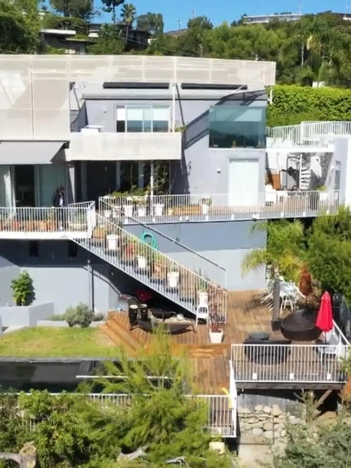 Garten, Pool, Fitnesscenter, beste Aussicht in den Hügeln von Los Angeles. Nur der Besitzer kann all das nicht nutzen, weil er Angst hat. Promi-Zahnarzt und Millionär Sascha Jovanovic hat Angst, draußen im Garten zu sein, Angst vor seiner eigenen Untermieterin – die illegal in seinem Gästehaus wohnt. Warum die 55-Jährige auch nach eineinhalb Jahren noch nicht ausgezogen ist, erfahren Sie im Video.