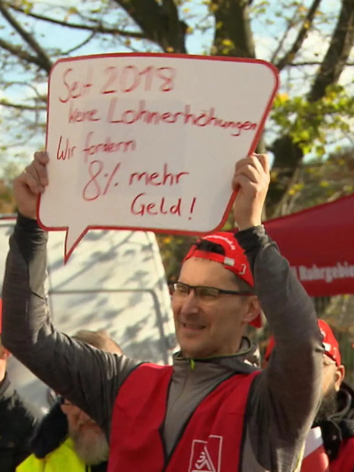 Wegen der Inflation fordern viele Arbeitnehmer mehr Geld. So auch die rund eine Million Beschäftigte der Metall- und Elektroindustrie. Sie gehört bundesweit zu den größten Branchen. Unter anderem in Dortmund wurde heute demonstriert.