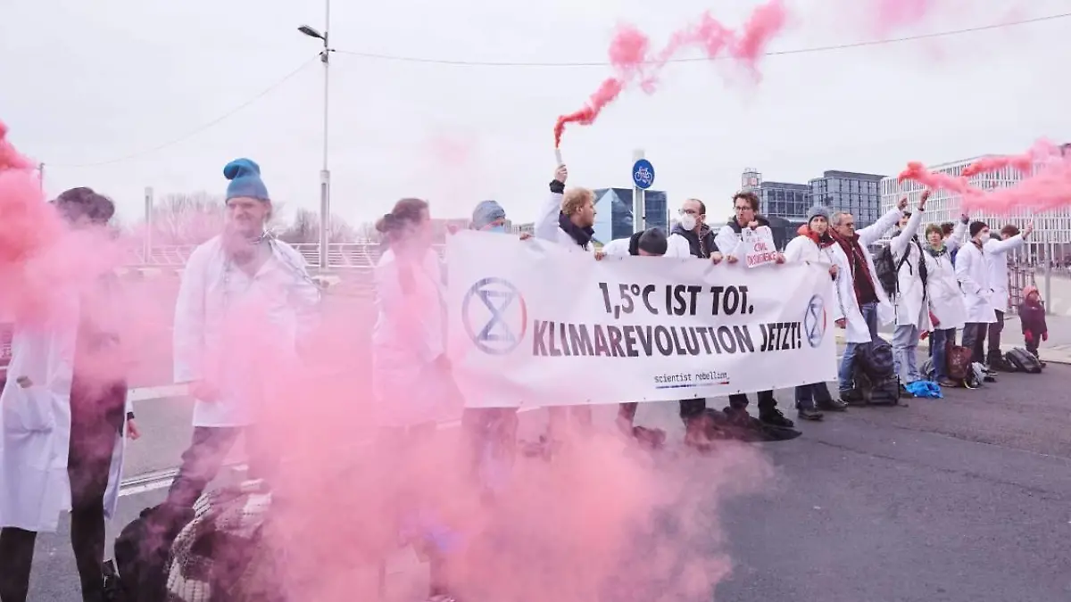 Klimaaktivist Christian Bläul bei einer Protestaktion (zweiter von links).