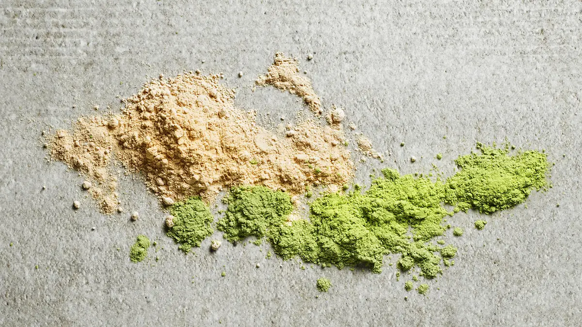 Haufen von Maca-Pulver und Gerstengraspulver (Draufsicht) || Mindestpreis 20 Euro 