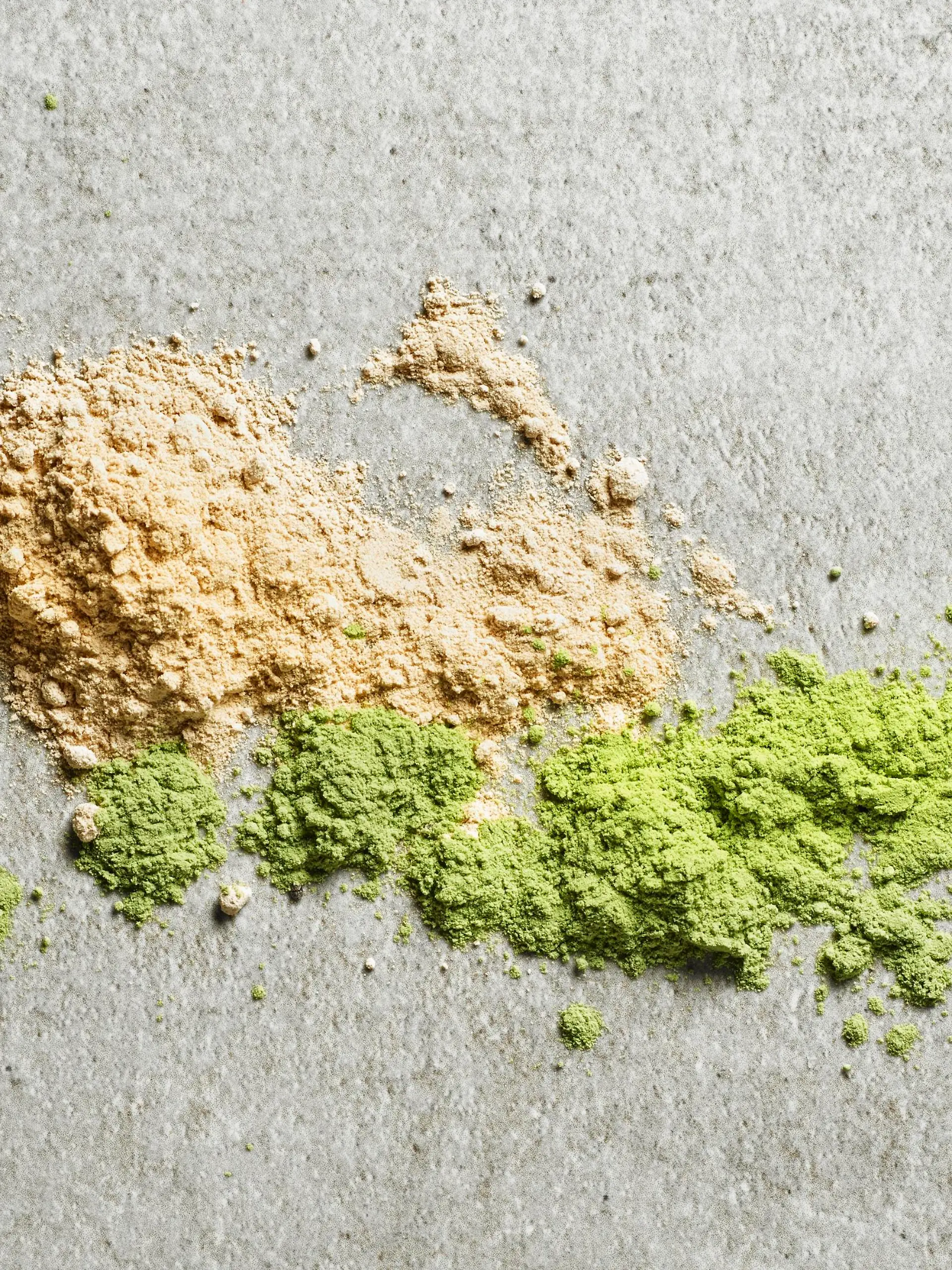 Haufen von Maca-Pulver und Gerstengraspulver (Draufsicht) || Mindestpreis 20 Euro 