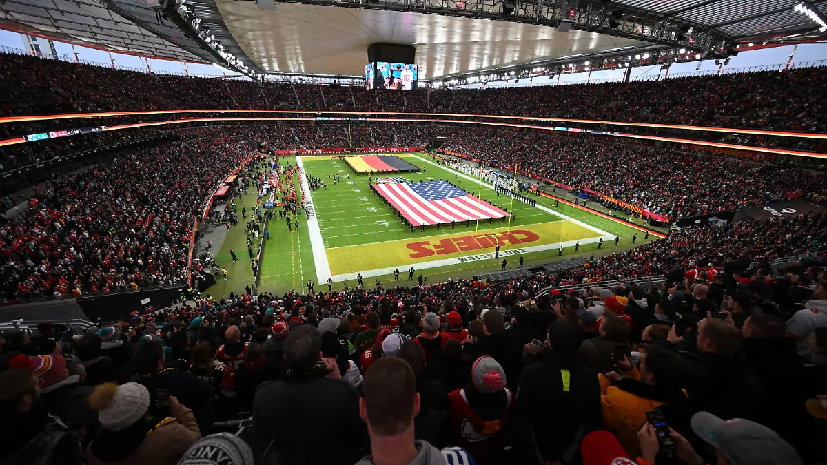 ARCHIV - 05.11.2023, Hessen, Frankfurt/Main: American Football: Profiliga NFL, Kansas City Chiefs - Miami Dolphins, Hauptrunde, Hauptrunde-Partien, 9. Spieltag, im Deutsche Bank Park. Die Flaggen von Deutschland (hinten) und den USA sind vor dem Spiel im Stadion zu sehen. (zu dpa: «Ex-NFL-Profi Vollmer: Spiel in Frankfurt Chance für Patriots») Foto: Arne Dedert/dpa +++ dpa-Bildfunk +++