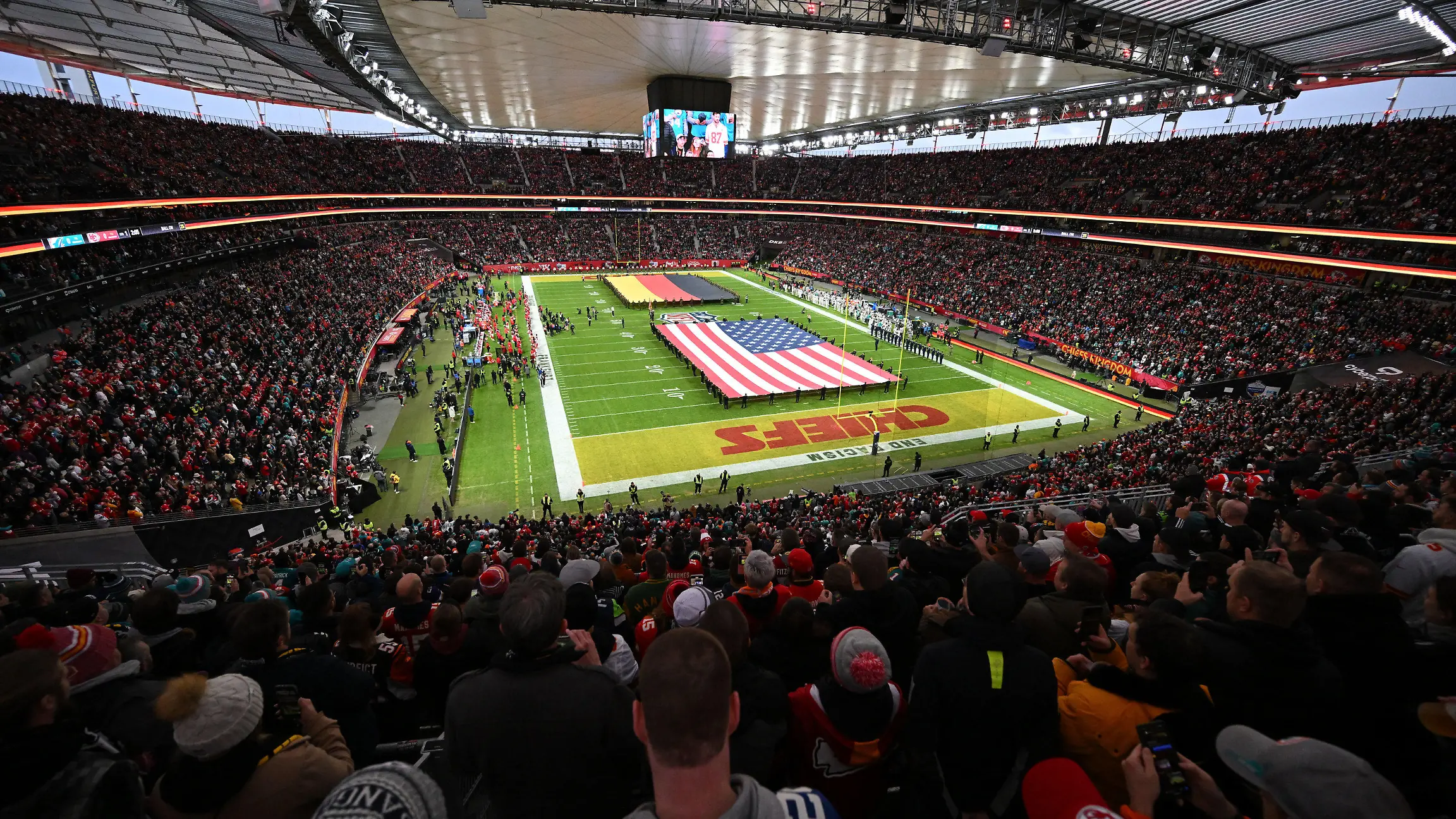 ARCHIV - 05.11.2023, Hessen, Frankfurt/Main: American Football: Profiliga NFL, Kansas City Chiefs - Miami Dolphins, Hauptrunde, Hauptrunde-Partien, 9. Spieltag, im Deutsche Bank Park. Die Flaggen von Deutschland (hinten) und den USA sind vor dem Spiel im Stadion zu sehen. (zu dpa: «Ex-NFL-Profi Vollmer: Spiel in Frankfurt Chance für Patriots») Foto: Arne Dedert/dpa +++ dpa-Bildfunk +++