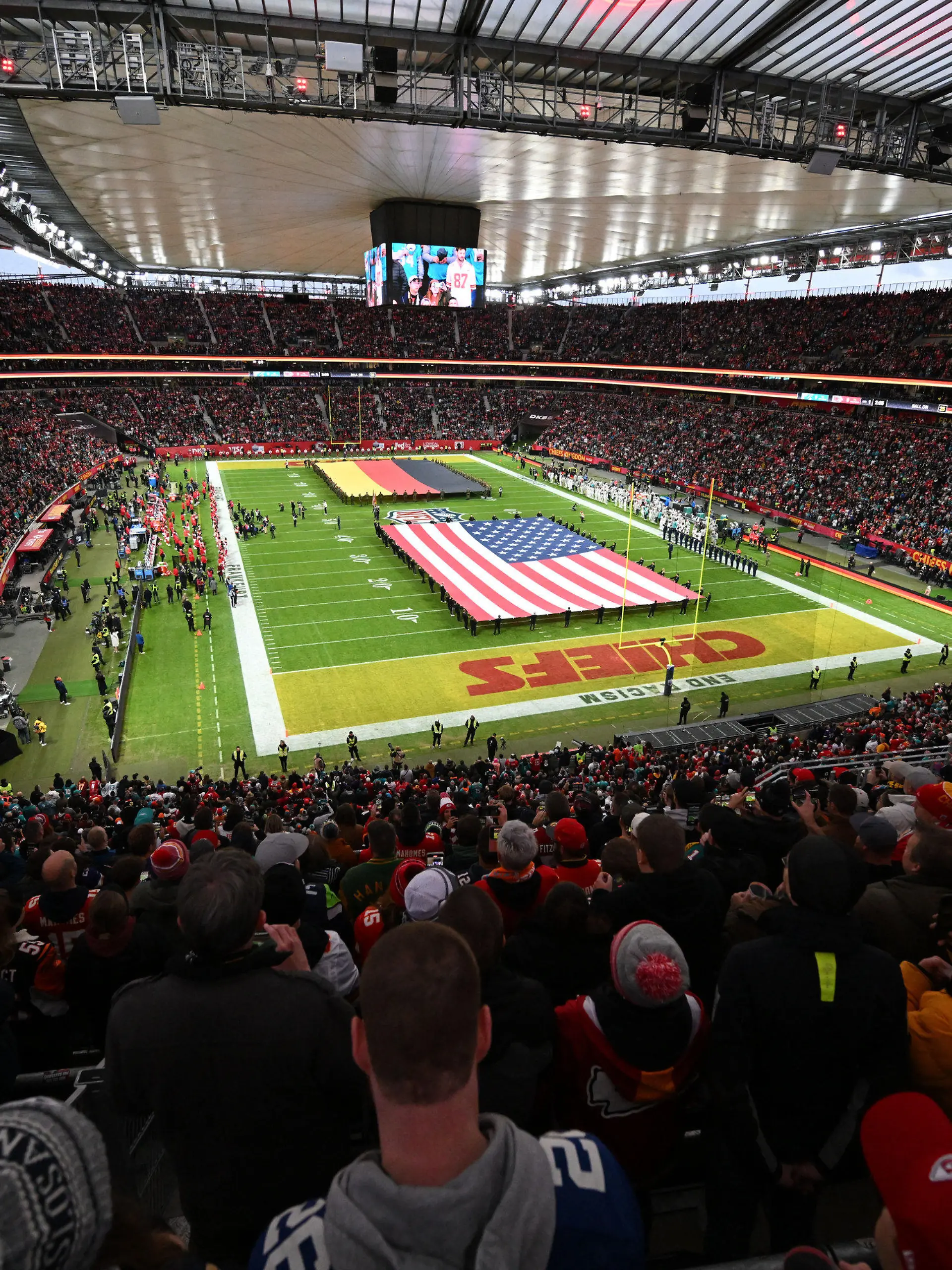 ARCHIV - 05.11.2023, Hessen, Frankfurt/Main: American Football: Profiliga NFL, Kansas City Chiefs - Miami Dolphins, Hauptrunde, Hauptrunde-Partien, 9. Spieltag, im Deutsche Bank Park. Die Flaggen von Deutschland (hinten) und den USA sind vor dem Spiel im Stadion zu sehen. (zu dpa: «Ex-NFL-Profi Vollmer: Spiel in Frankfurt Chance für Patriots») Foto: Arne Dedert/dpa +++ dpa-Bildfunk +++