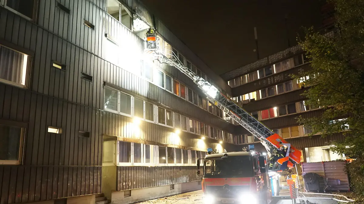 08.11.2023, Hamburg: Einsatzkräfte der Feuerwehr löschen einen Brand in Unterkunft für Geflüchtete. Bei einem Brand in einer Unterkunft für Geflüchtete in Hamburg-Borgfelde hat die Feuerwehr vier Menschen gerettet. Ein Mann sei dabei mit Hilfe einer Drehleiter in Sicherheit gebracht worden, teilte die Feuerwehr mit. Den Angaben zufolge wurden bei dem Brand am Mittwochabend mindestens zwei Menschen leicht verletzt. Das Gebäude wurde evakuiert. Zehn Wohnungen seien nicht mehr bewohnbar. 169 Menschen verließen selbstständig die Unterkunft. Wie hoch der Schaden ist und warum es zu dem Brand kam, war zunächst noch unklar. Foto: Citynewstv/dpa +++ dpa-Bildfunk +++
