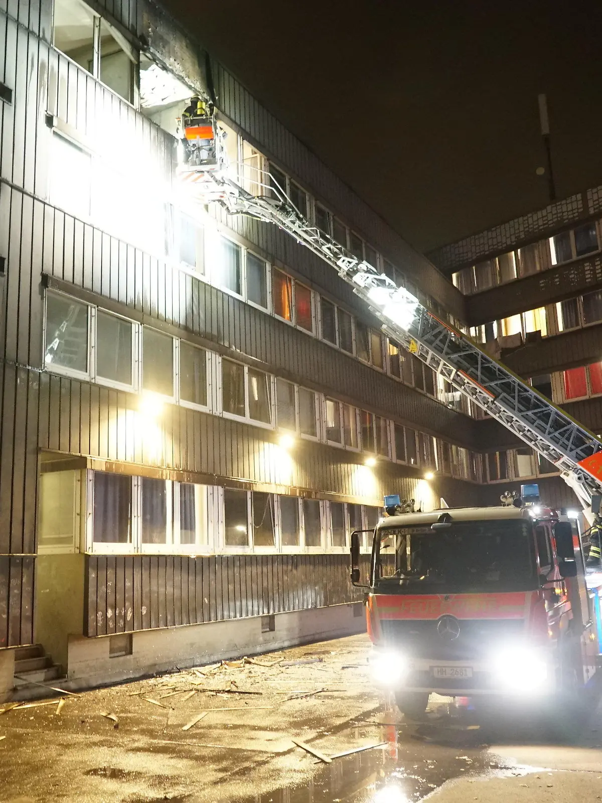 08.11.2023, Hamburg: Einsatzkräfte der Feuerwehr löschen einen Brand in Unterkunft für Geflüchtete. Bei einem Brand in einer Unterkunft für Geflüchtete in Hamburg-Borgfelde hat die Feuerwehr vier Menschen gerettet. Ein Mann sei dabei mit Hilfe einer Drehleiter in Sicherheit gebracht worden, teilte die Feuerwehr mit. Den Angaben zufolge wurden bei dem Brand am Mittwochabend mindestens zwei Menschen leicht verletzt. Das Gebäude wurde evakuiert. Zehn Wohnungen seien nicht mehr bewohnbar. 169 Menschen verließen selbstständig die Unterkunft. Wie hoch der Schaden ist und warum es zu dem Brand kam, war zunächst noch unklar. Foto: Citynewstv/dpa +++ dpa-Bildfunk +++