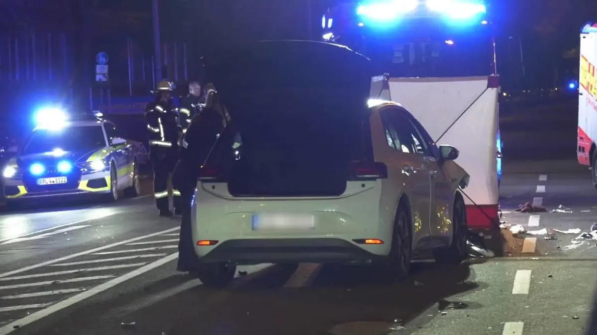 PKW fährt in Fußgängergruppe - Ein Toter und ein Schwerverletzter