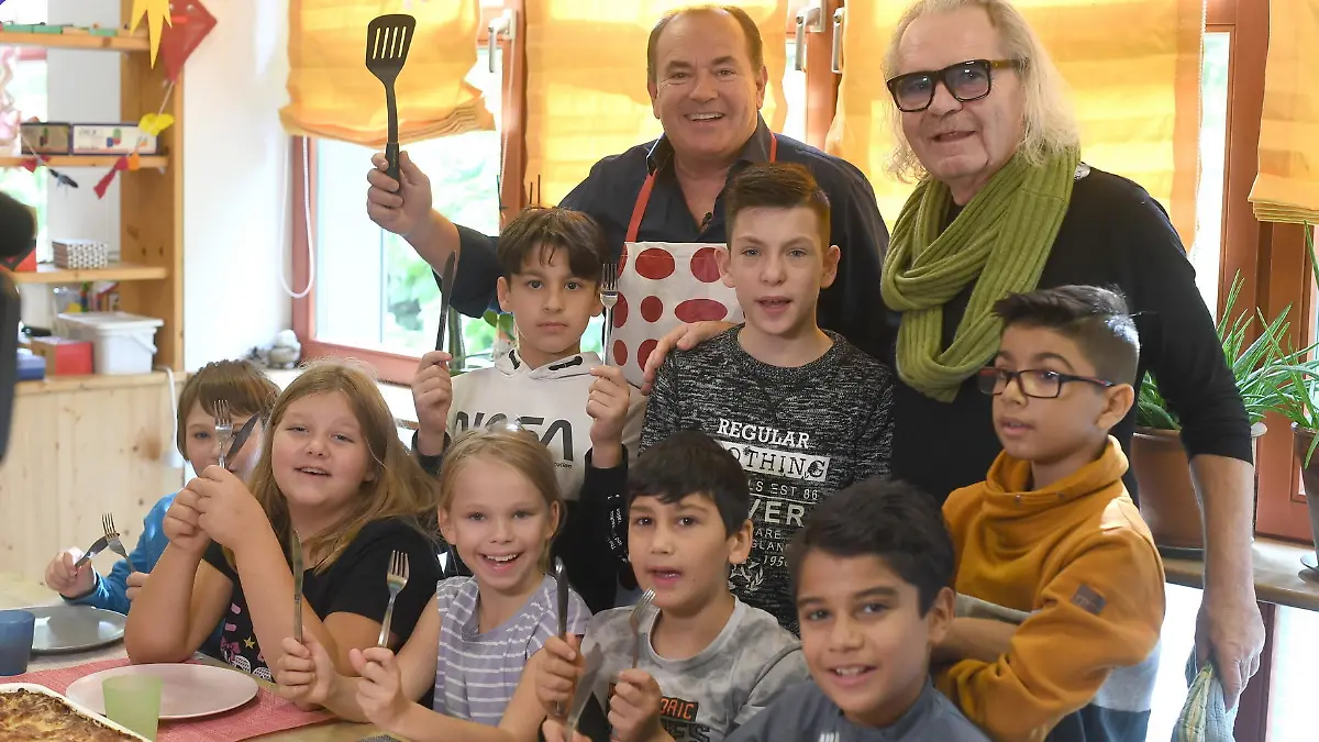 Projektpate Thomas Sabo (r.) und Wolfram Kons (l.) sind zu Besuch in der Heilpädagogische Tagesstätte Rummelsberg. Hier bereiten sie gemeinsam mit den Kindern Frühstück und eine Gemüse-Lasagen zu.
Achtung: Bei Veröffentlichung müssen "RTL-Spendenmarathon", bzw. "Stiftung RTL - Wir helfen Kindern" erwähnt werden!! Die Verwendung des sendungsbezogenen Materials ist nur mit dem Hinweis und Verlinkung auf RTL+ gestattet.