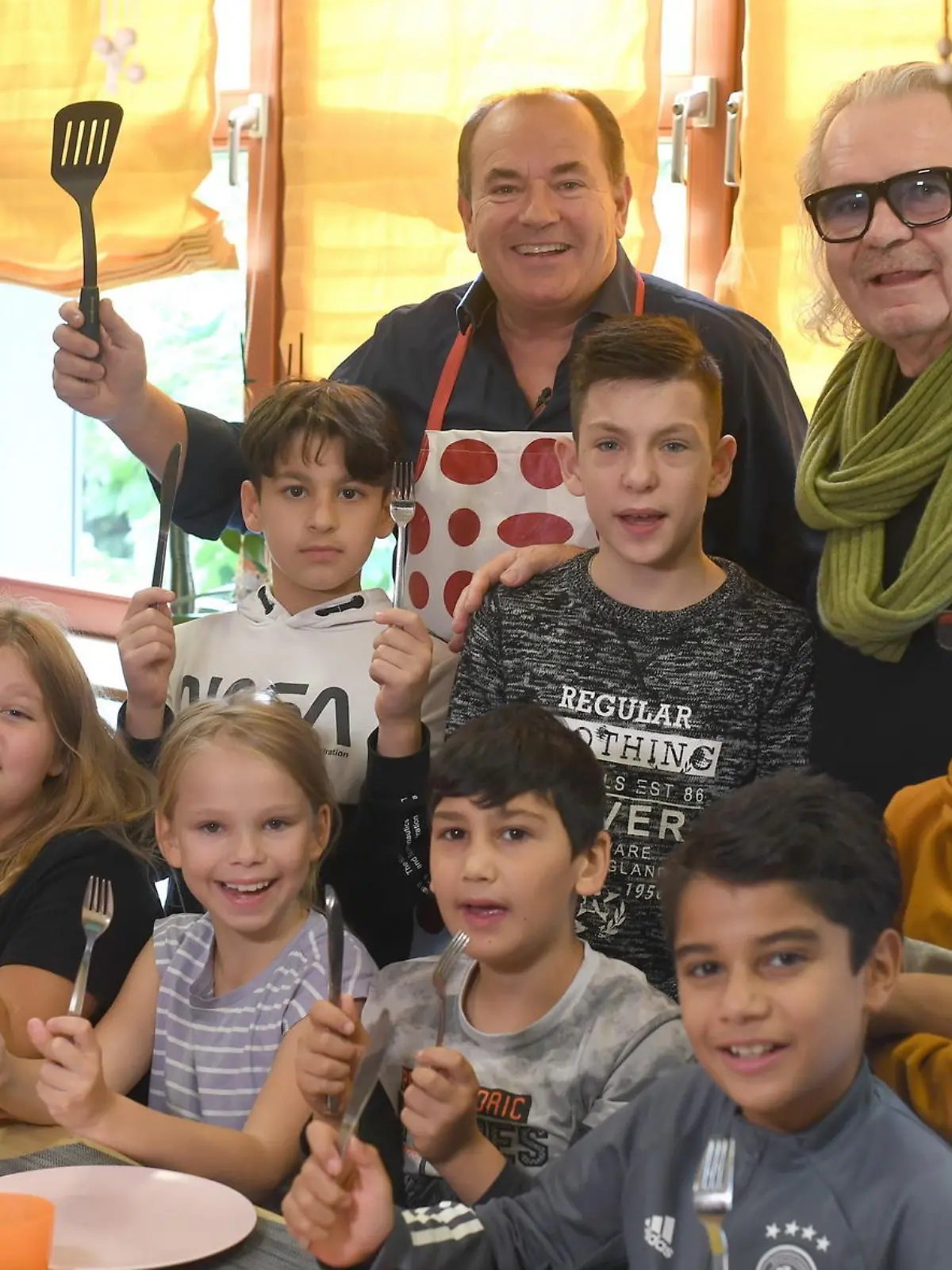 Projektpate Thomas Sabo (r.) und Wolfram Kons (l.) sind zu Besuch in der Heilpädagogische Tagesstätte Rummelsberg. Hier bereiten sie gemeinsam mit den Kindern Frühstück und eine Gemüse-Lasagen zu. 

Achtung: Bei Veröffentlichung müssen "RTL-Spendenmarathon", bzw. "Stiftung RTL - Wir helfen Kindern" erwähnt werden!!  Die Verwendung des sendungsbezogenen Materials ist nur mit dem Hinweis und Verlinkung auf RTL+ gestattet.