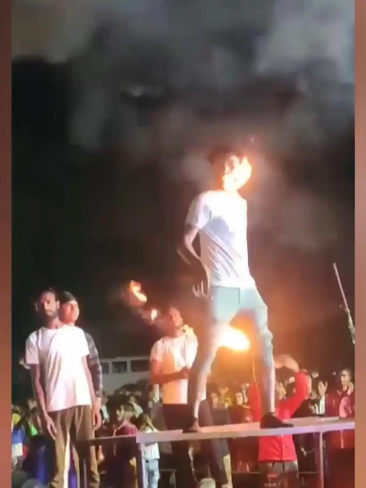 Beim Feuerspucken kann so einiges schiefgehen – zum Beispiel kann ein Bart beinahe der Grund sein, wieso alles in die Hose geht. Denn eigentlich ist der Mann im Video Experte in dem, was er tut. Als Fakir kann er mit seinem Körper einige Dinge anstellen, die man eigentlich nicht für möglich hält. Doch seine Gesichtsbehaarung macht ihm dieses Mal einen Strich durch die Rechnung, als sie beim Ausatmen Feuer fängt.