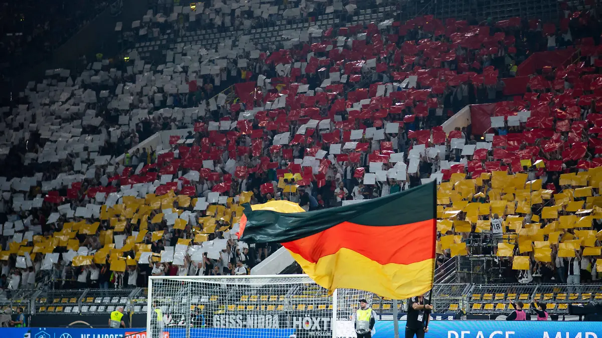 Choreo der Fans des Fanclub Nationalmannschaft vor dem Spiel mit Deutschland Fahne, GER, Deutschland vs Frankreich, DFB Fussball Nationalmannschaft Herren, Saison 2023/2024, 12.09.2023 DFB regulations prohibit any use of photographs as image sequences and/or quasi-video GER, Deutschland vs Frankreich, DFB Fussball Nationalmannschaft Herren, Saison 2023/2024, 12.09.2023 Dortmund *** Choreo of the fans of the fan club national team before the match with Germany flag, GER, Germany vs France, DFB national football team men, season 2023 2024, 12 09 2023 DFB regulations prohibit any use of photographs as image sequences and or quasi video GER, Germany vs France, DFB national football team men, season 2023 2024, 12 09 2023 Dortmund Copyright: xEibner-Pressefoto/Memmlerx EP_MMR