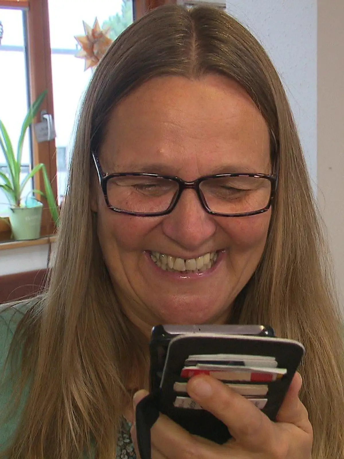 Auf jeden Fall eine Lach-Nummer: Silke Jansky steckt Anrufer mit ihrem Lachen an.
