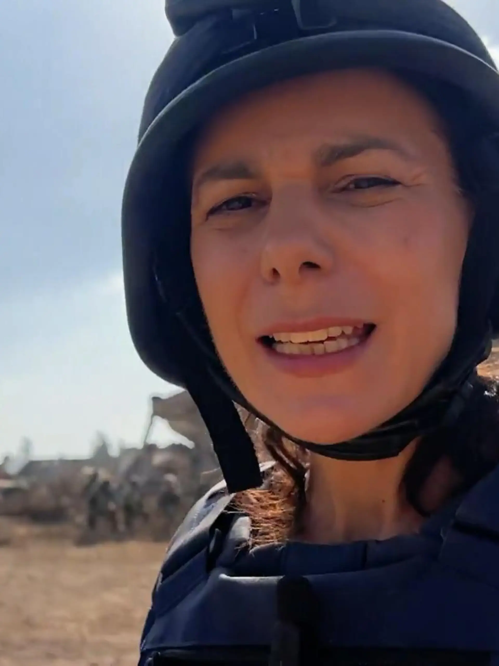 RTL-Reporterin Raschel Blufarb konnte als eine von wenigen Journalisten Soldaten direkt im Gazastreifen begleiten. Ohne Kameramann, unter Aufsicht der israelischen Armee. Schon jahrelang arbeitet sie als Korrespondentin in Israel. Für knapp drei Stunden nimmt die israelische Armee vier Journalisten mit an den Rand der Kampfzonen. Das erste Mal kann sich unsere Reporterin einen eigenen Eindruck machen. Ihre Reportage im Video.