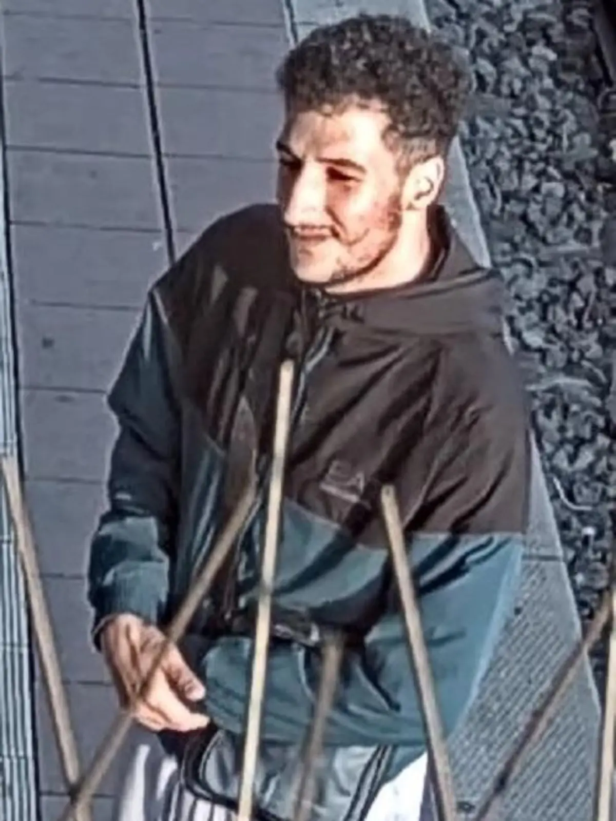 Polizei sucht diesen Verdächtigen.