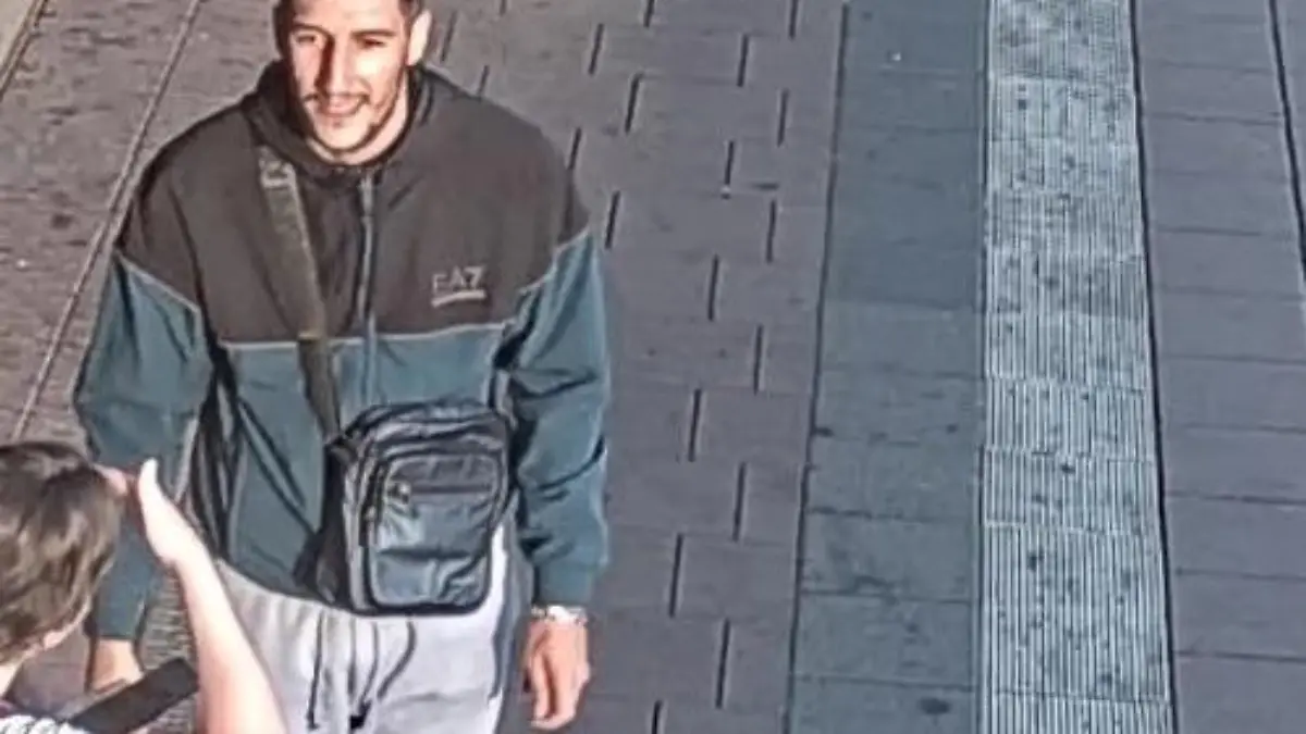 Polizei sucht diesen Verdächtigen.