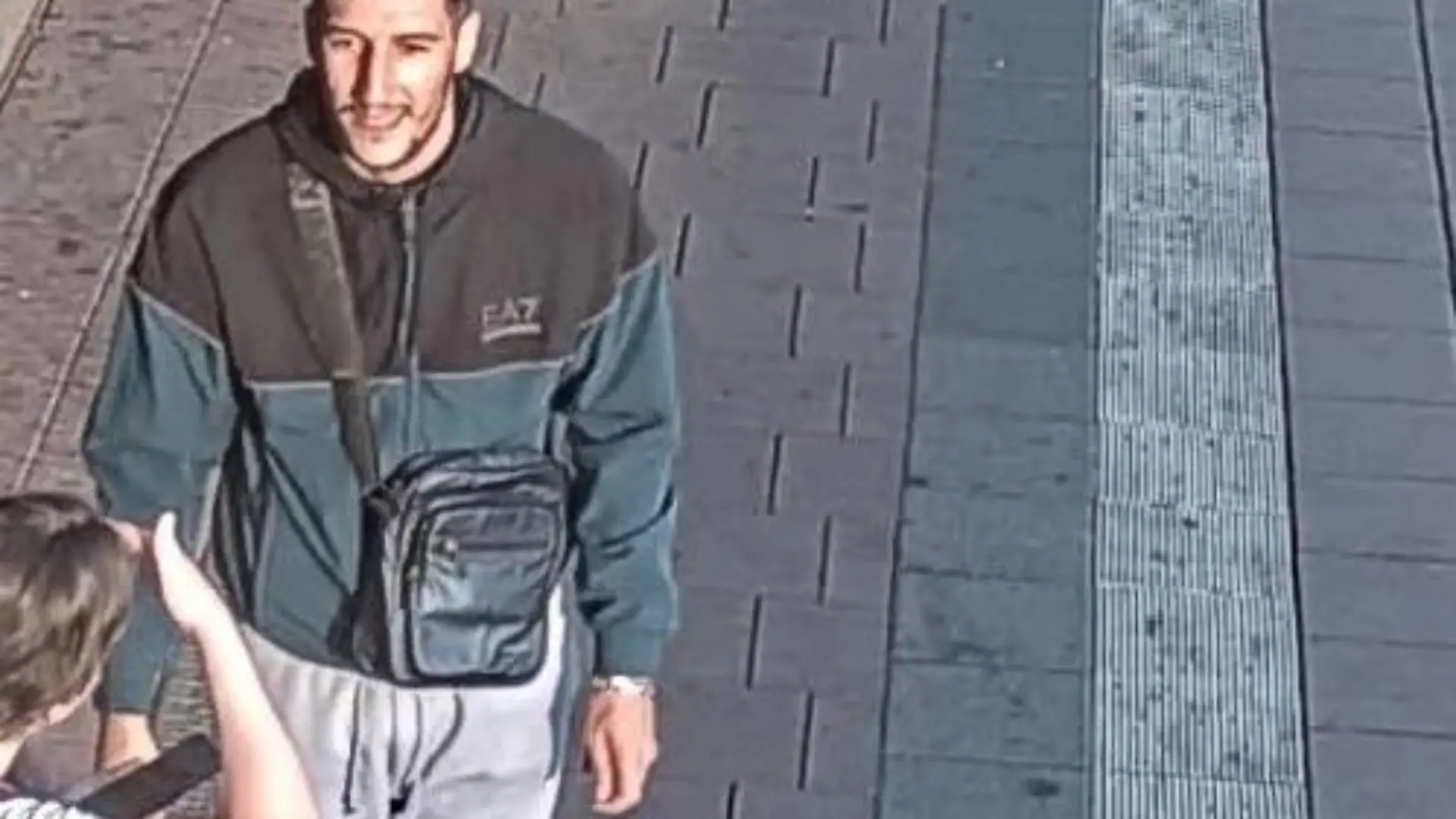 Polizei sucht diesen Verdächtigen.