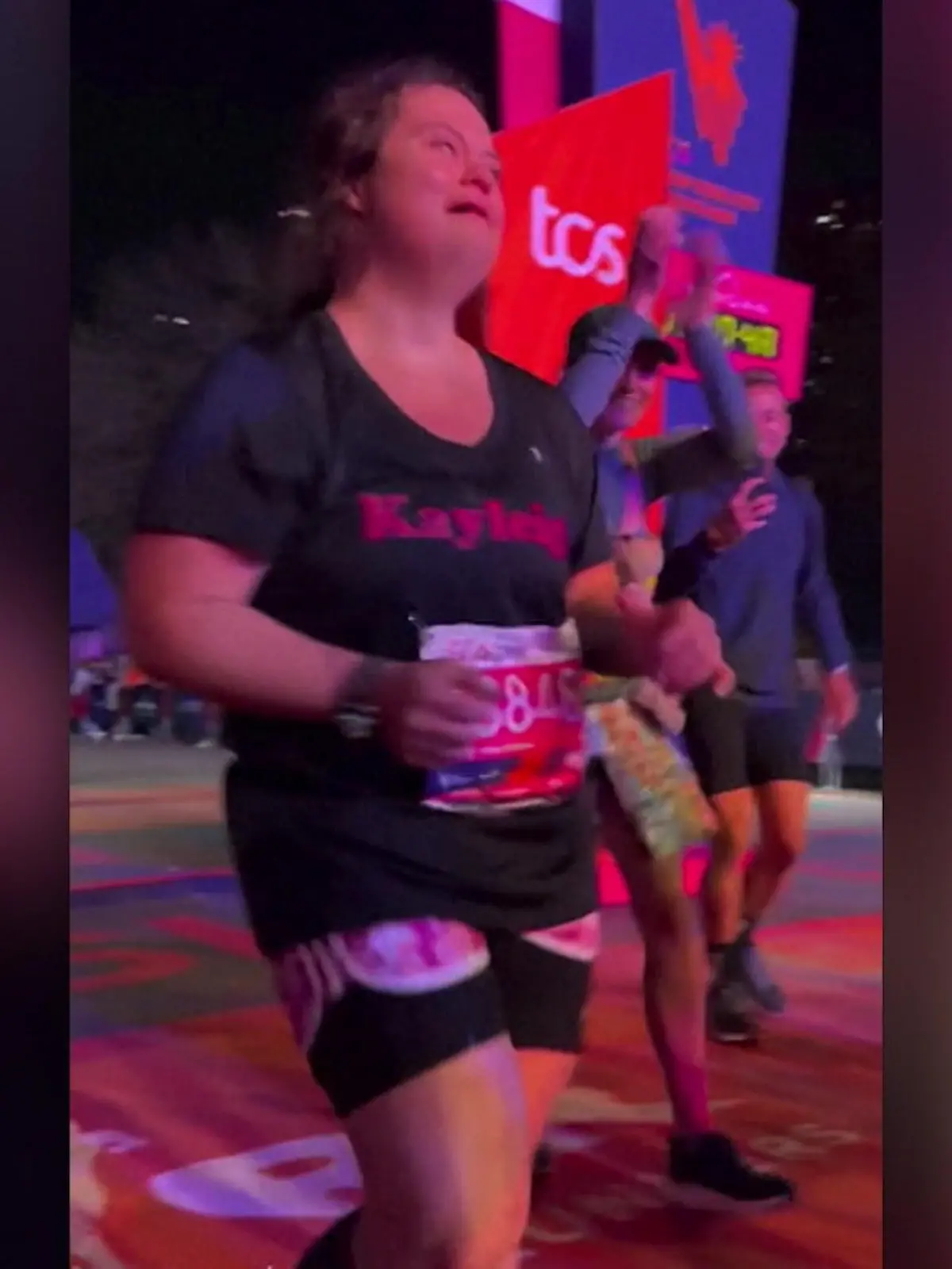 Kayleigh ist eine echte Kämpferin! Die 33-Jährige hat das Downsyndrom, stoppen oder aufhalten lässt sie sich davon nicht. Stattdessen erfüllt sie sich ihren Lebenstraum und läuft den Marathon in New York. Im Ziel wird sie von ihren Gefühlen überwältigt...