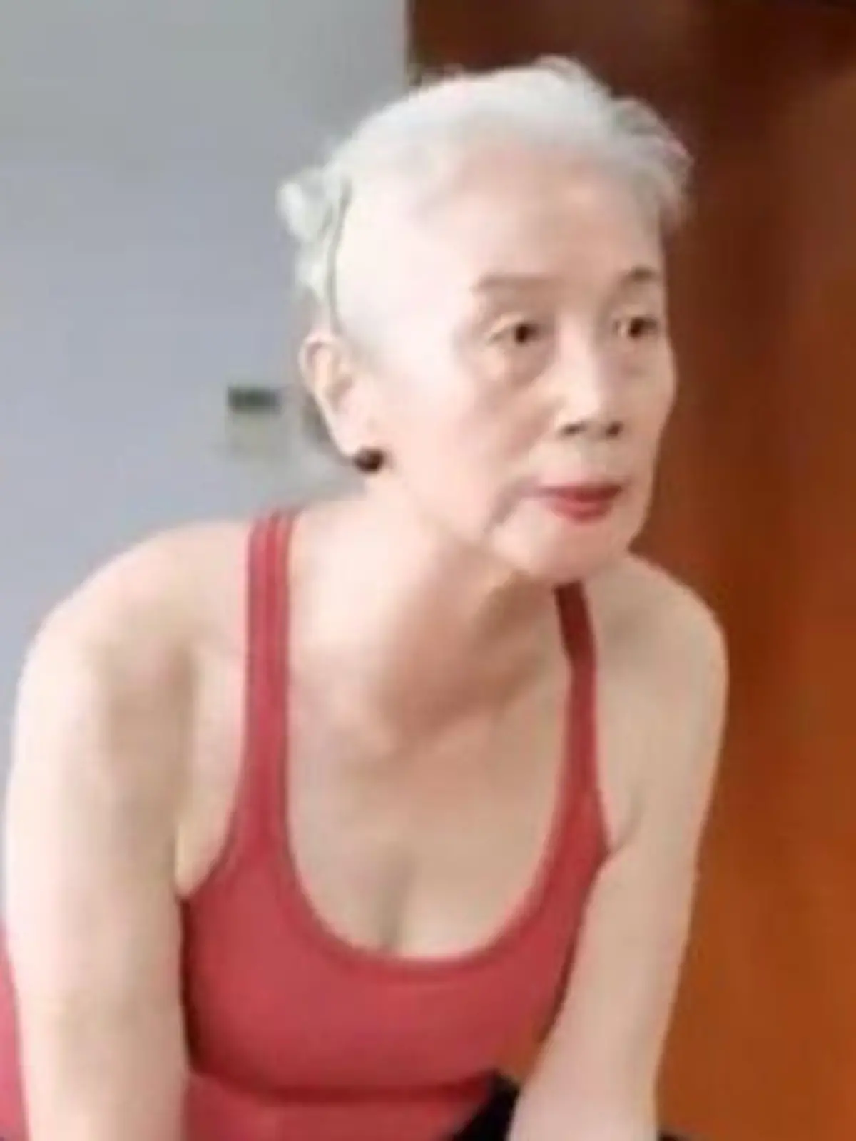 Diese fitte Oma verrät ihr Beautygeheimnis. Wie ist man auch mit 78 Jahren noch faltenfrei wie junges Gemüse?
Vor 18 Jahren ist Bai Jinqin an Krebs erkrankt und hat ihn besiegt - aber dabei gemerkt, wie schlecht sie sich um ihre Gesundheit gekümmert hat. Sie hat ihr ganzes Leben umgekrempelt! Wie sie sich heute fit und faltenfrei hält, zeigt unser Video.