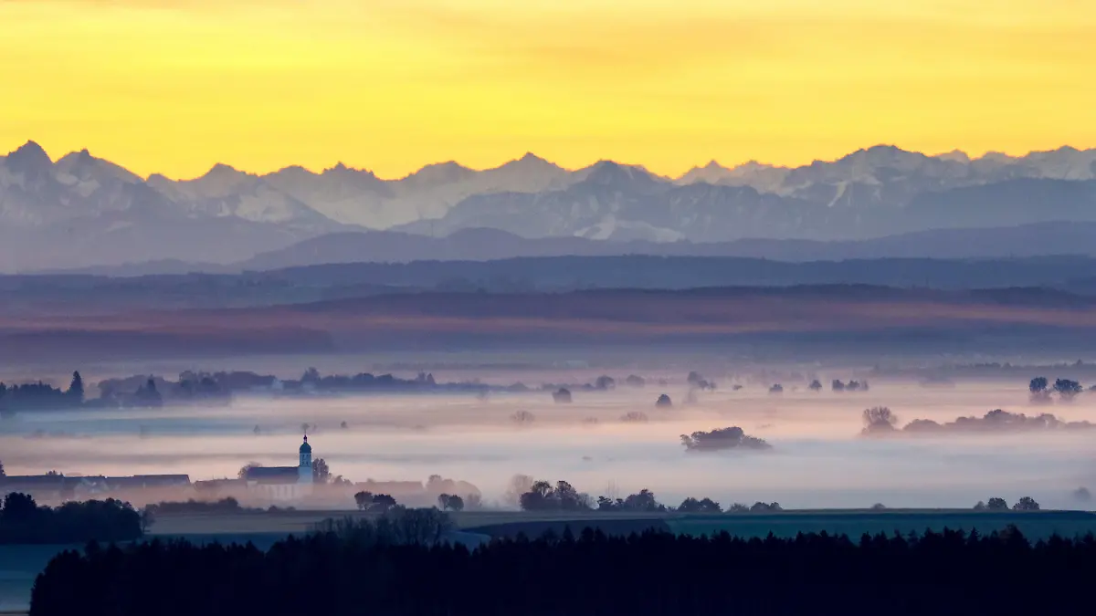 09.11.2023, Baden-Württemberg, Uttenweiler: Blick am Morgen, kurz nach Sonnenaufgang über Oberschwaben. Durch die Föhnwetterlage zeigen sich die über einhundert Kilometer entfernten Alpen. Foto: Thomas Warnack/dpa +++ dpa-Bildfunk +++