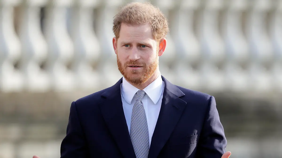 ARCHIV - 16.01.2020, Großbritannien, London: Prinz Harry steht während der Auslosung der Rugby League Weltmeisterschaft 2021 in den Gärten des Buckingham Palace. (zu dpa «Prinz Harry und Elton John reichen Klage gegen Zeitungsverlag ein») Foto: Kirsty Wigglesworth/AP/dpa +++ dpa-Bildfunk +++