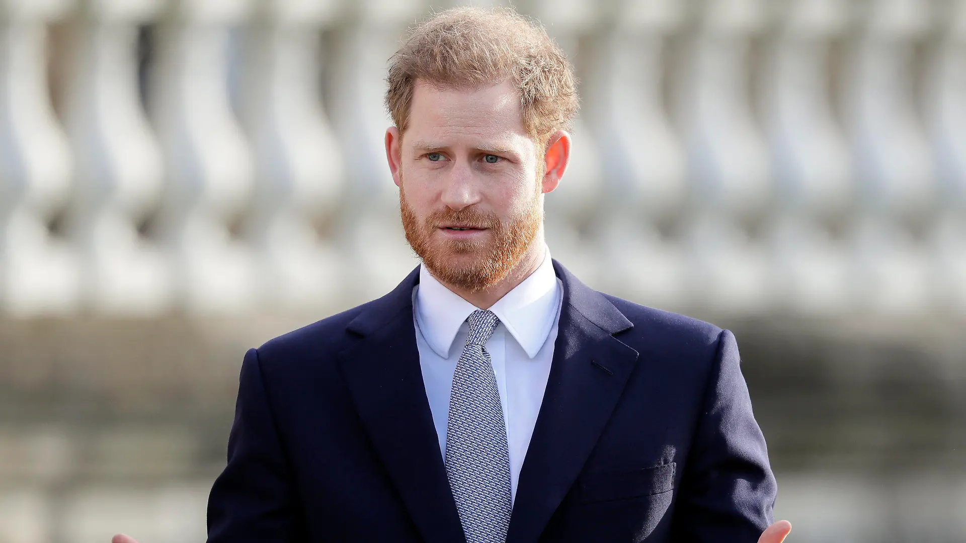 ARCHIV - 16.01.2020, Großbritannien, London: Prinz Harry steht während der Auslosung der Rugby League Weltmeisterschaft 2021 in den Gärten des Buckingham Palace. (zu dpa «Prinz Harry und Elton John reichen Klage gegen Zeitungsverlag ein») Foto: Kirsty Wigglesworth/AP/dpa +++ dpa-Bildfunk +++