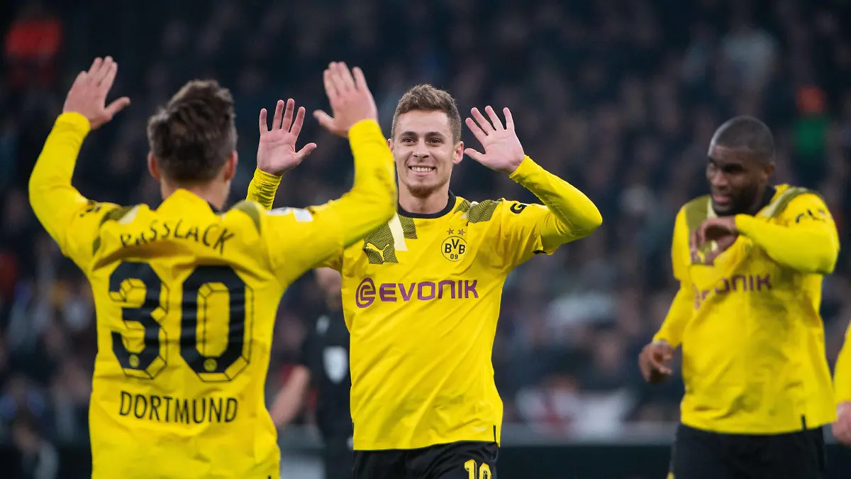 Thorgan Hazard Borussia Dortmund 10, Felix Passlack Borussia Dortmund 30 jubeln ueber das Tor zum 0:1, DEN, FC Kopenhagen vs. Borussia Dortmund, UEFA Champions League, 6. Spieltag Gruppe G, Spielzeit 2022/2023, 02.11.2022 DFB/DFL regulations prohibit any use of photographs as image sequences and/or quasi-video DEN, FC Kopenhagen vs. Borussia Dortmund, UEFA Champions League, 6. Spieltag Gruppe G, Spielzeit 2022/2023, 02.11.2022 Kopenhagen *** Thorgan Hazard Borussia Dortmund 10 , Felix Passlack Borussia Dortmund 30 cheer over goal to 0 1, DEN, FC Copenhagen vs Borussia Dortmund, UEFA Champions League, Matchday 6 Group G, Season 2022 2023, 02 11 2022 DFB DFL regulations prohibit any use of photographs as image sequences and or quasi video DEN, FC Copenhagen vs Borussia Dortmund, UEFA Champions League, Matchday 6 Group G, Season 2022 2023, 02 11 2022 Copenhagen Copyright: xEibner/Memmlerx EP_MMR