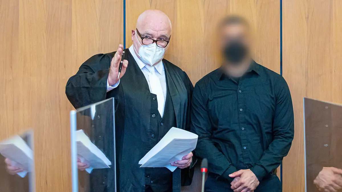 ARCHIV - 14.10.2022, Niedersachsen, Hildesheim: Der Angeklagte (r) steht bei Prozessauftakt neben seinem Verteidiger Matthias Waldraff in einem Saal vom Landgericht Hildesheim. Dem Angeklagten wird vorgeworfen, im Mai 2022 in Burgdorf (Region Hannover) seine Ehefrau aus niedrigen Beweggründen heimtückisch ermordet zu haben. (zu dpa: «Aussage von angeklagtem Ehemann im Mordprozess erwartet») Foto: Moritz Frankenberg/dpa - Nutzung nur nach schriftlicher Vereinbarung mit der dpa +++ dpa-Bildfunk +++