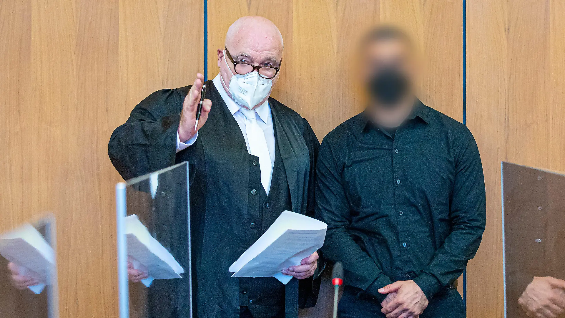 ARCHIV - 14.10.2022, Niedersachsen, Hildesheim: Der Angeklagte (r) steht bei Prozessauftakt neben seinem Verteidiger Matthias Waldraff in einem Saal vom Landgericht Hildesheim. Dem Angeklagten wird vorgeworfen, im Mai 2022 in Burgdorf (Region Hannover) seine Ehefrau aus niedrigen Beweggründen heimtückisch ermordet zu haben. (zu dpa: «Aussage von angeklagtem Ehemann im Mordprozess erwartet») Foto: Moritz Frankenberg/dpa - Nutzung nur nach schriftlicher Vereinbarung mit der dpa +++ dpa-Bildfunk +++