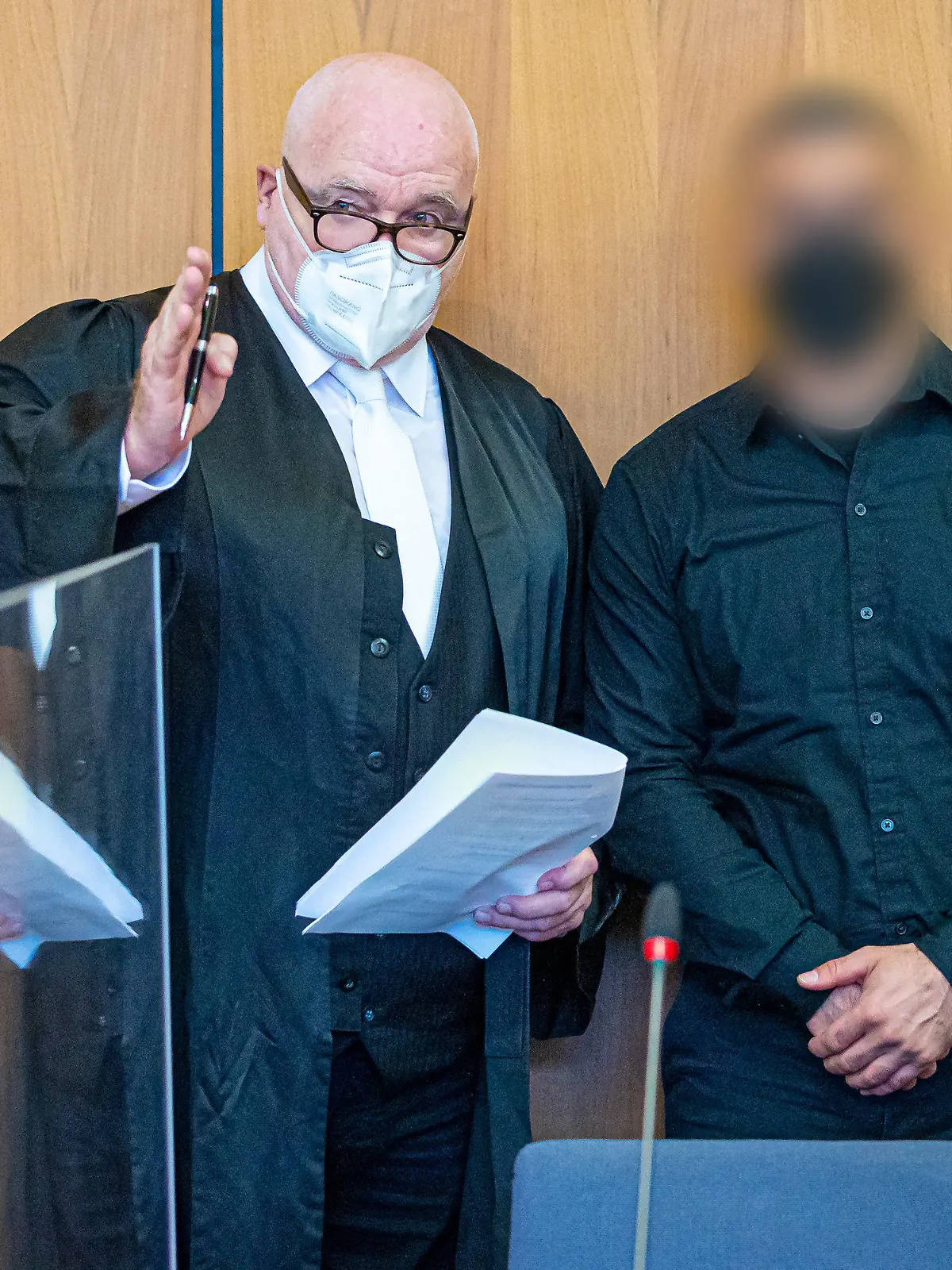 ARCHIV - 14.10.2022, Niedersachsen, Hildesheim: Der Angeklagte (r) steht bei Prozessauftakt neben seinem Verteidiger Matthias Waldraff in einem Saal vom Landgericht Hildesheim. Dem Angeklagten wird vorgeworfen, im Mai 2022 in Burgdorf (Region Hannover) seine Ehefrau aus niedrigen Beweggründen heimtückisch ermordet zu haben. (zu dpa: «Aussage von angeklagtem Ehemann im Mordprozess erwartet») Foto: Moritz Frankenberg/dpa - Nutzung nur nach schriftlicher Vereinbarung mit der dpa +++ dpa-Bildfunk +++