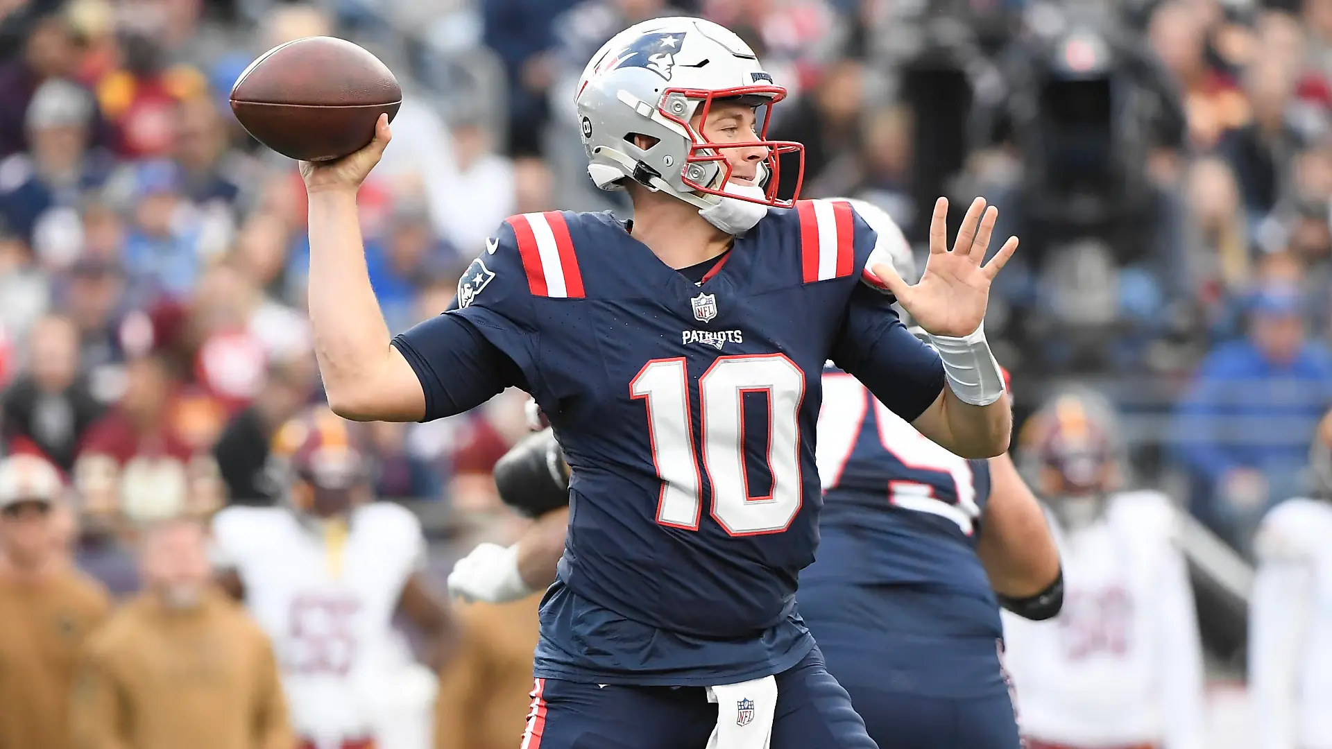 NFL, American Football Herren, USA Washington Commanders at New England Patriots Nov 5, 2023 Foxborough, Massachusetts, USA New England Patriots quarterback Mac Jones 10 throws a pass during the second half against the Washington Commanders at Gillette Stadium. Foxborough Gillette Stadium Massachusetts USA, EDITORIAL USE ONLY PUBLICATIONxINxGERxSUIxAUTxONLY Copyright: xBobxDeChiarax 20231105_tbs_ad7_390