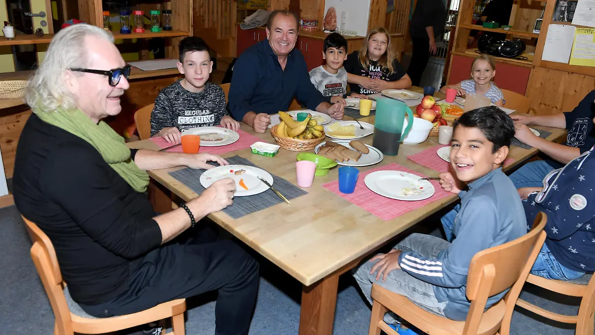 Projektpate Thomas Sabo (l.) und Wolfram Kons sind zu Besuch in der Heilpädagogische Tagesstätte Rummelsberg. Hier bereiten sie gemeinsam mit den Kindern Frühstück und eine Gemüse-Lasagen zu.
Achtung: Bei Veröffentlichung müssen "RTL-Spendenmarathon", bzw. "Stiftung RTL - Wir helfen Kindern" erwähnt werden!! Die Verwendung des sendungsbezogenen Materials ist nur mit dem Hinweis und Verlinkung auf RTL+ gestattet.