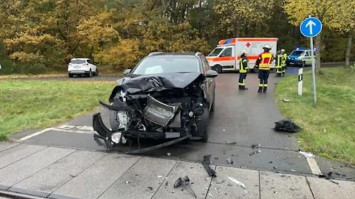 Die Front des Kia ist komplett zerstört.