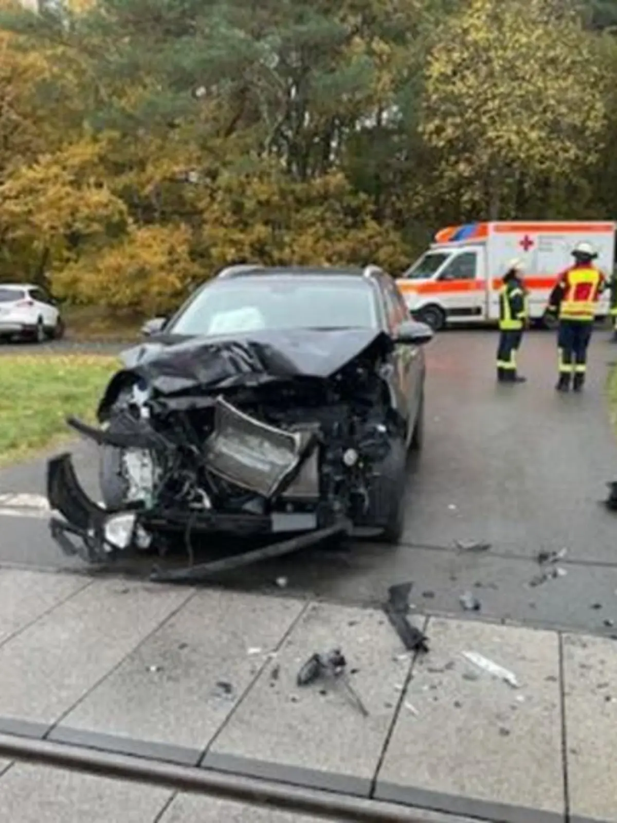 Die Front des Kia ist komplett zerstört.