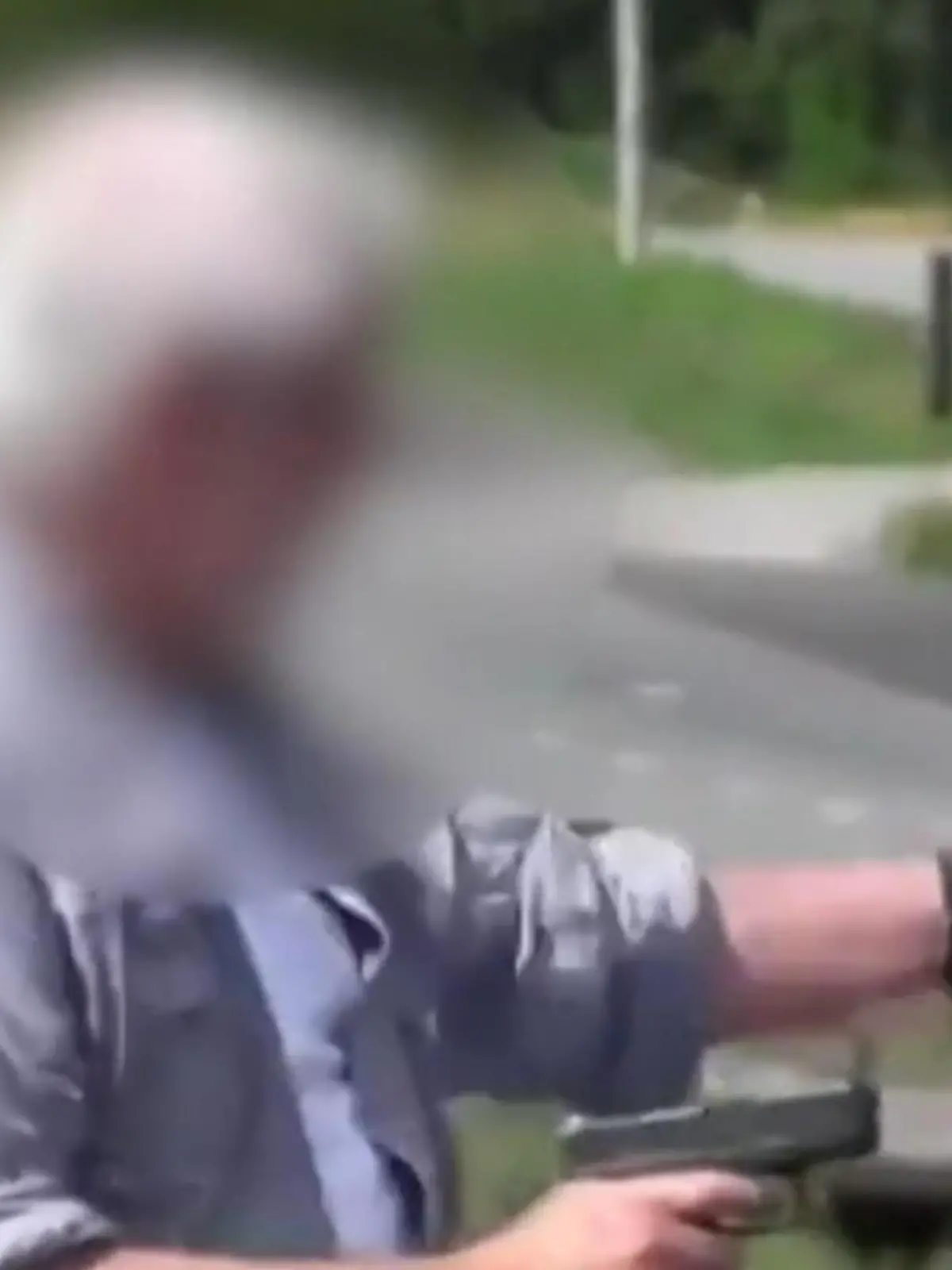 Kenneth Darlington steigt sichtlich genervt aus seinem Auto. Denn seine Weiterfahrt wird durch einen Klima-Protest gestoppt. Erst scheint es, als wolle der 77-Jährige mit den Männern, die auf der Straße protestieren, diskutieren. Doch aus dem Nichts flippt er völlig aus und zieht eine Waffe.