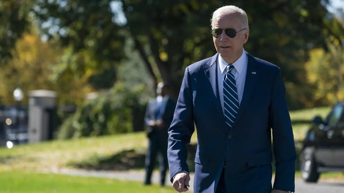 US President Joe Biden walks to board Marine One on the South Lawn of the White House in Washington, DC on October 27, 2022. President Biden is traveling to New York where he will deliver remarks on Micron s plan to invest in CHIPS manufacturing. 1 WAX20221027802 ShawnxThew